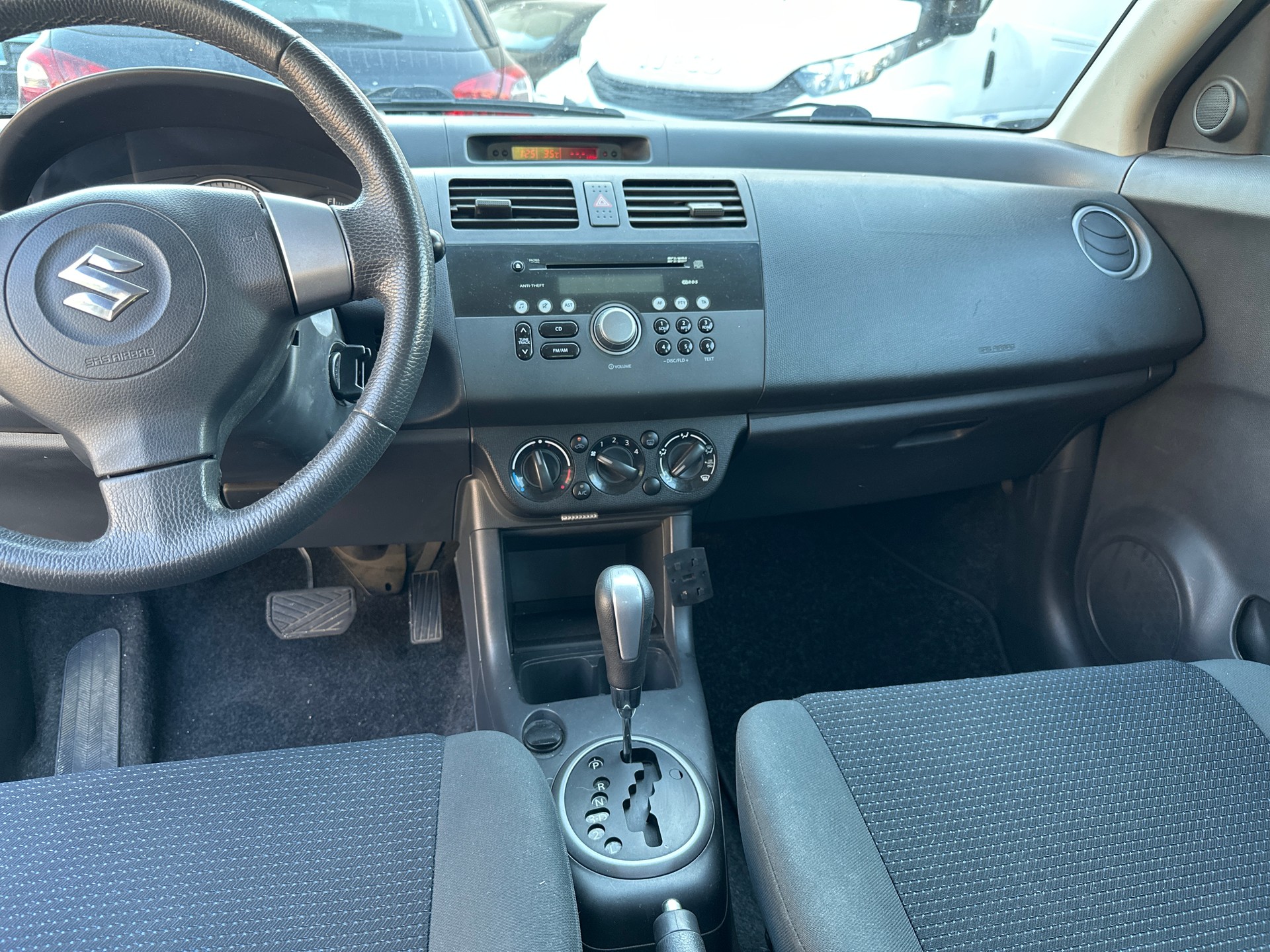 SUZUKI Swift 1.5i 16V VVT GL Top-image-12