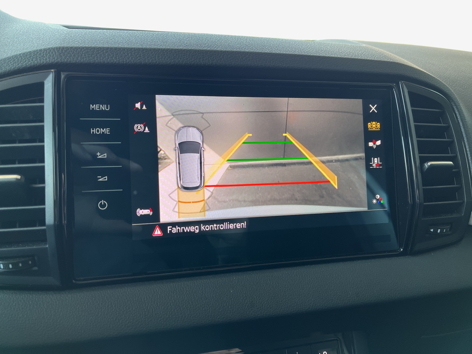 SKODA Karoq 2.0 TDI CR Selection 4x4 DSG-image-14
