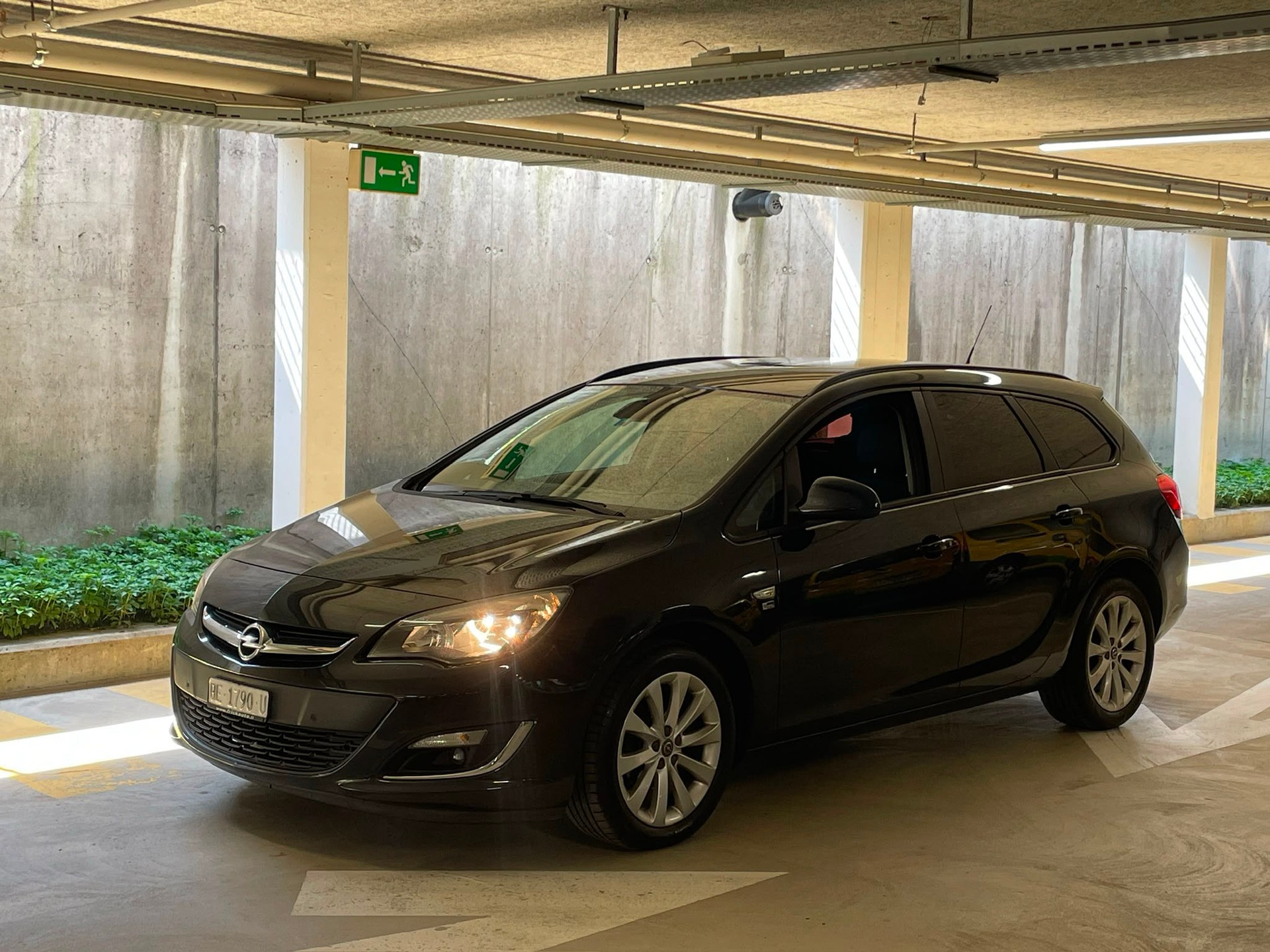 OPEL Astra ST 1.4i 16V Turbo Anniversary Ed // MFK NEU-image-1