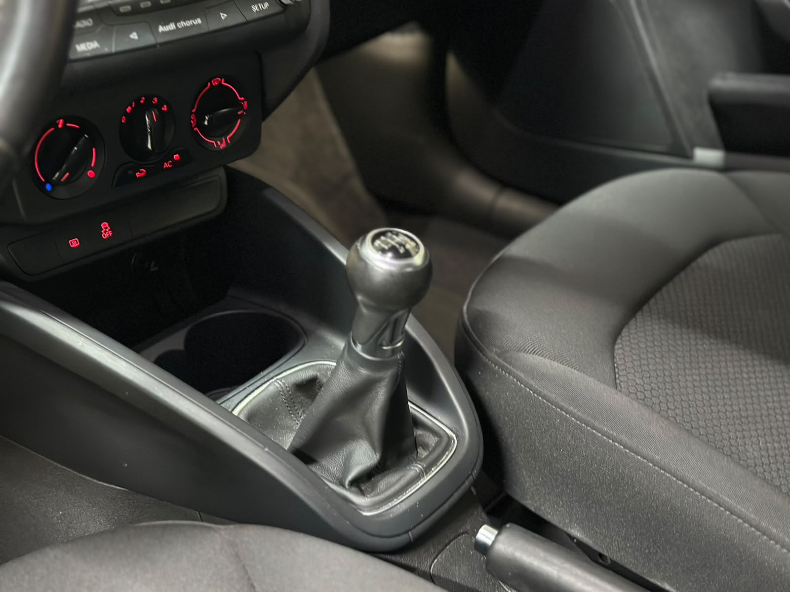 AUDI A1 1.4 TFSI Ambition-image-9