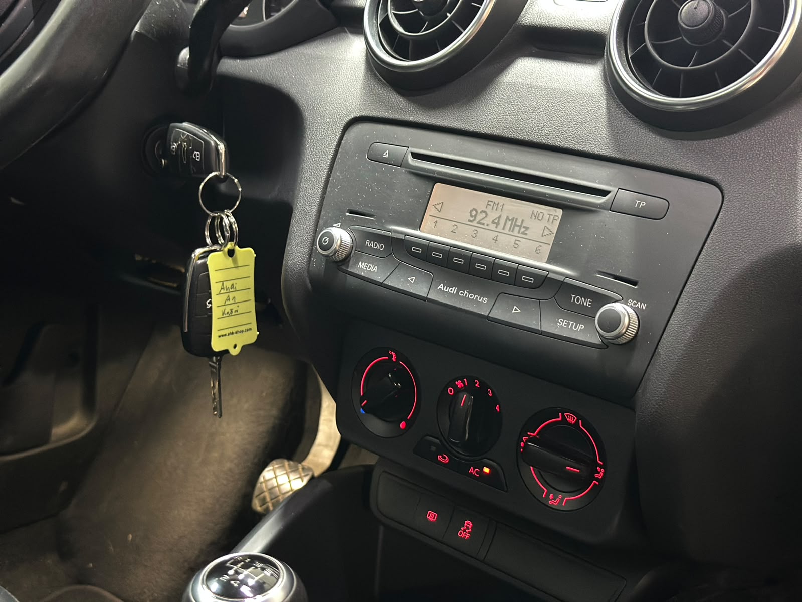 AUDI A1 1.4 TFSI Ambition-image-12