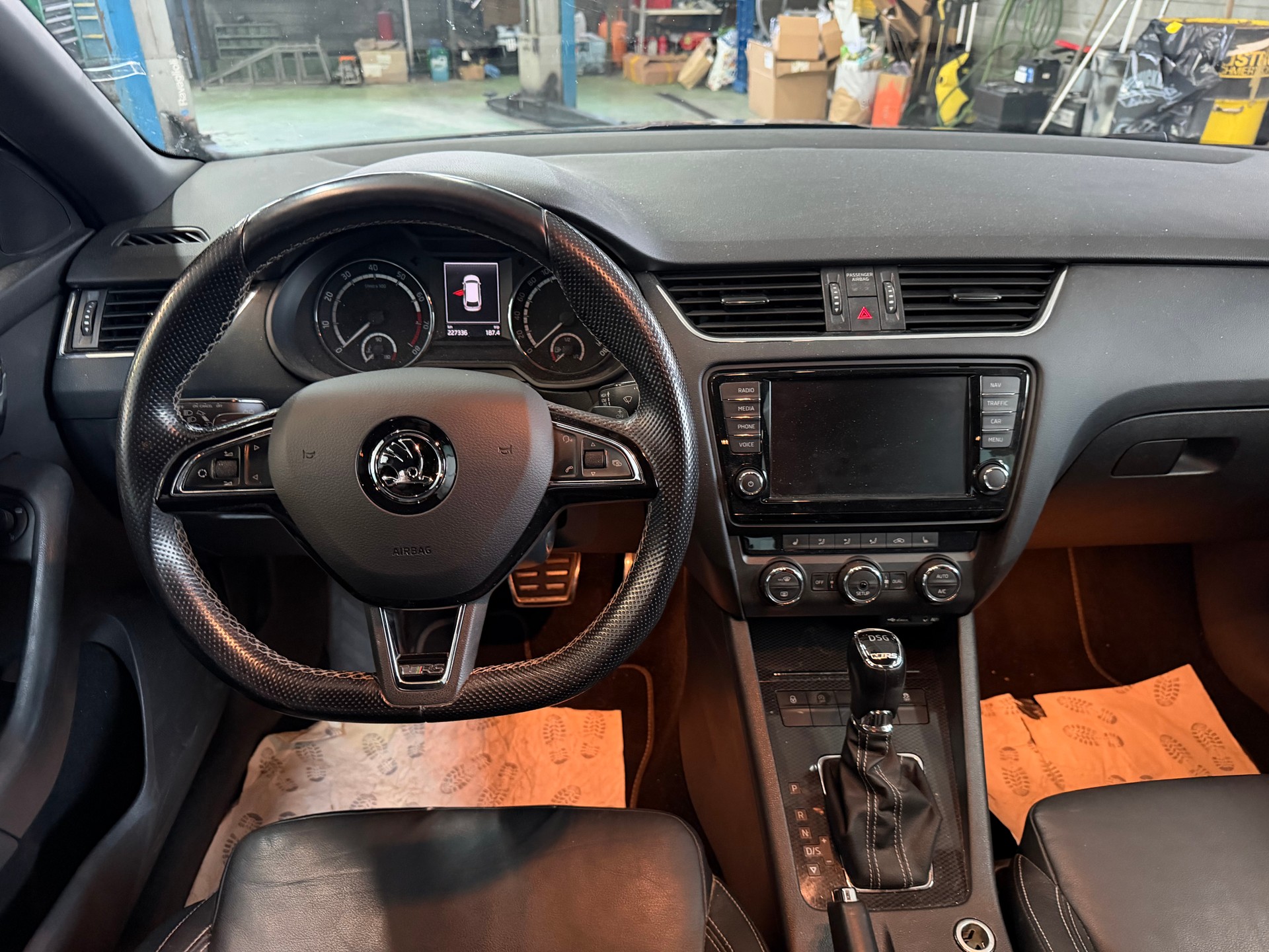 SKODA Octavia Combi 2.0 TSI RS DSG | MFK 10.2025 | Automat-image-11
