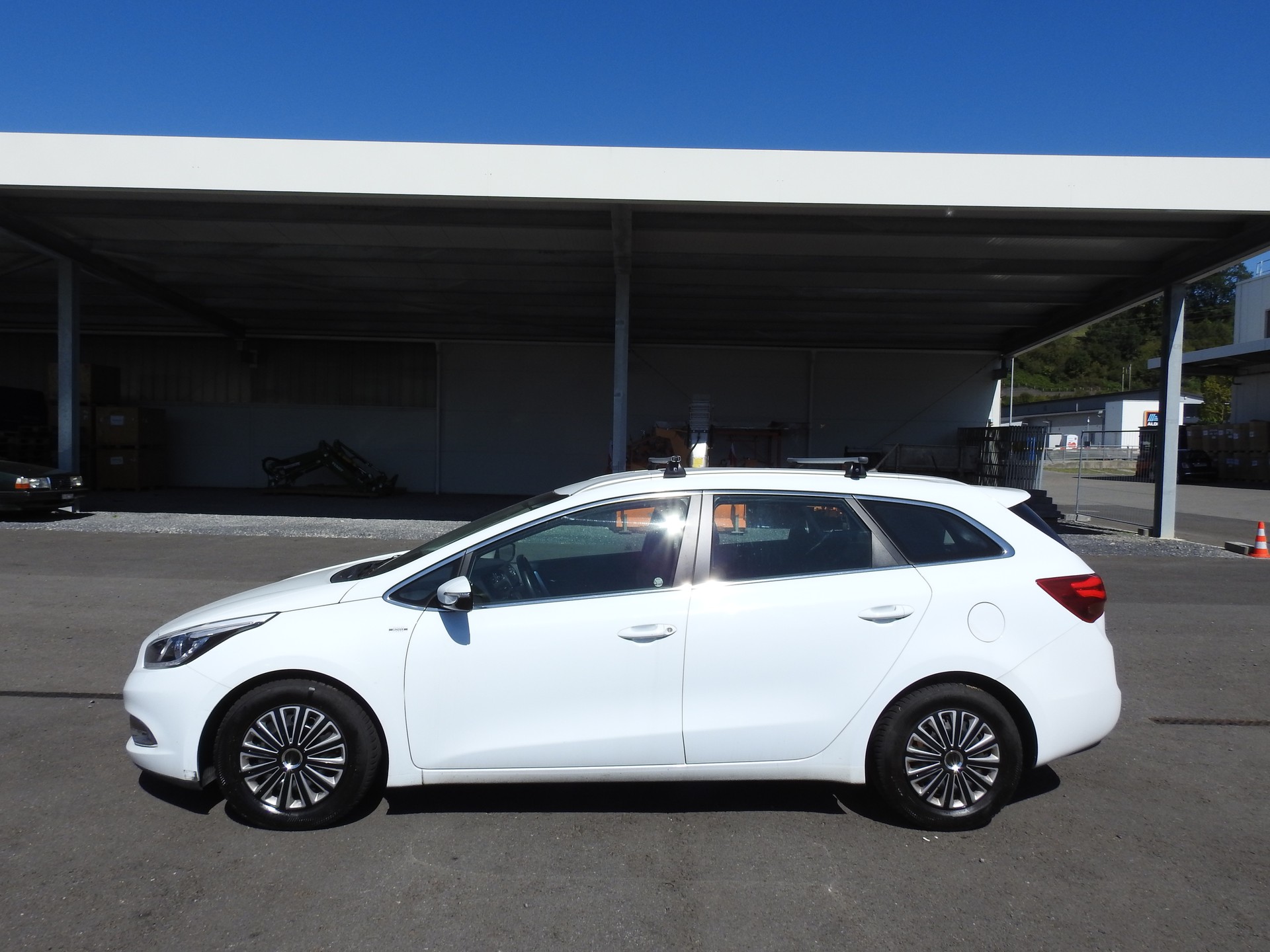KIA Cee'd Sportswagon 1.6 GDi Trend DCT-image-3