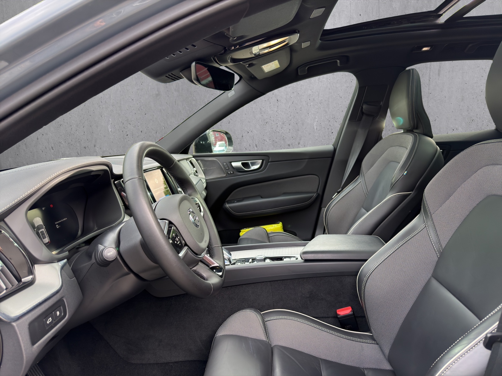 VOLVO XC60 2.0 T6 TE Ultimate Dark eAWD-image-5