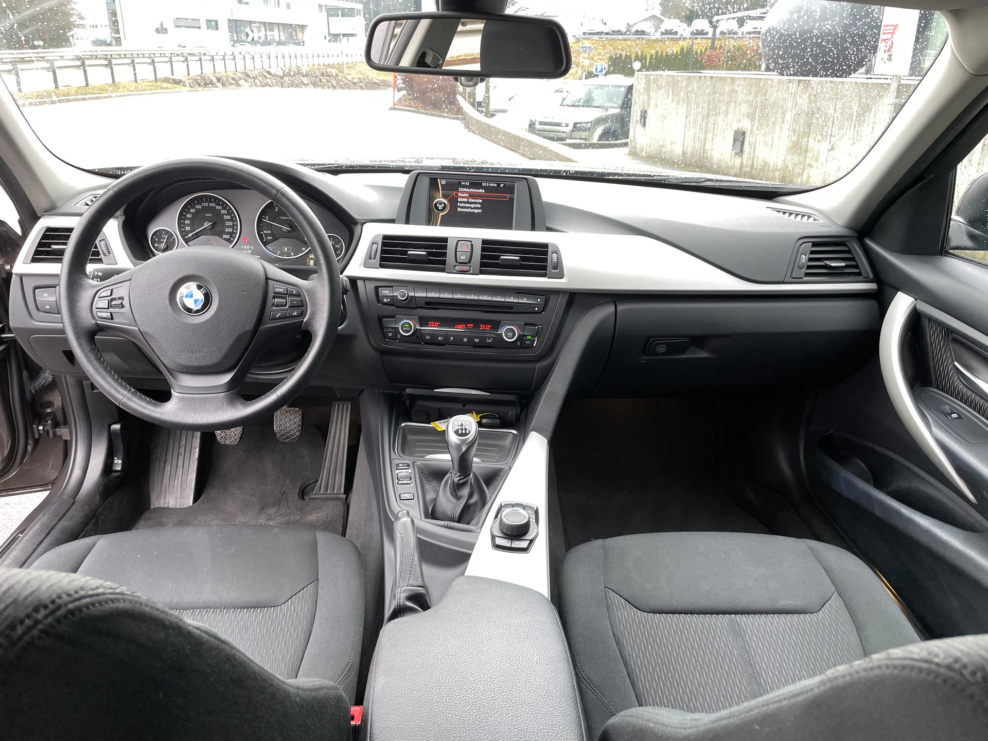 BMW 320d Touring-image-18