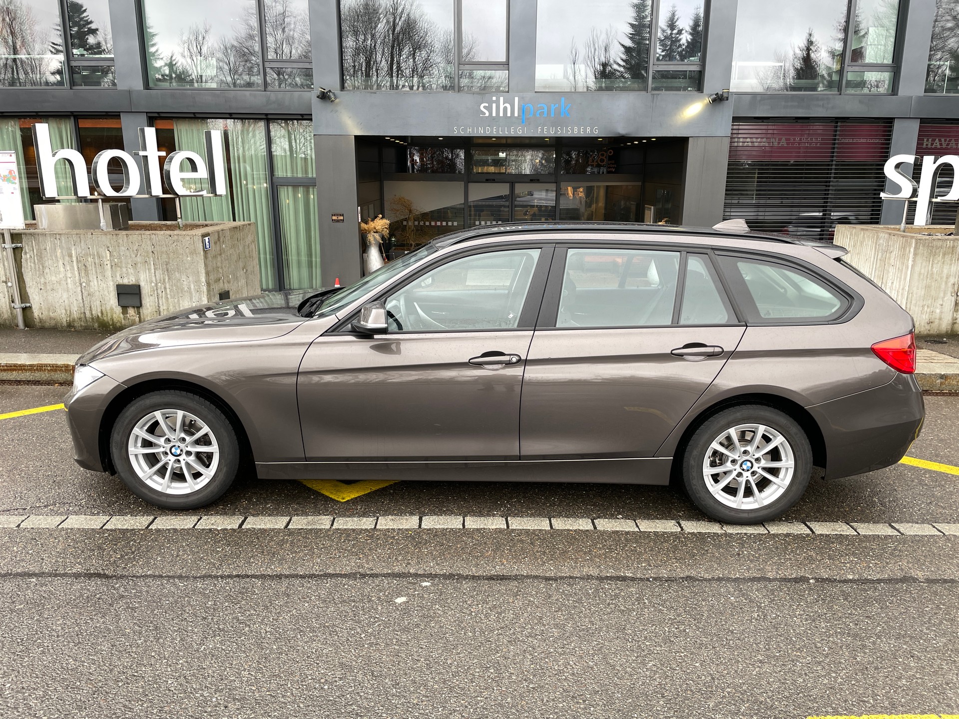 BMW 320d Touring-image-8