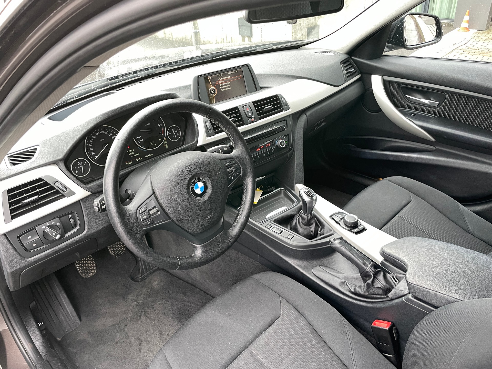BMW 320d Touring-image-9