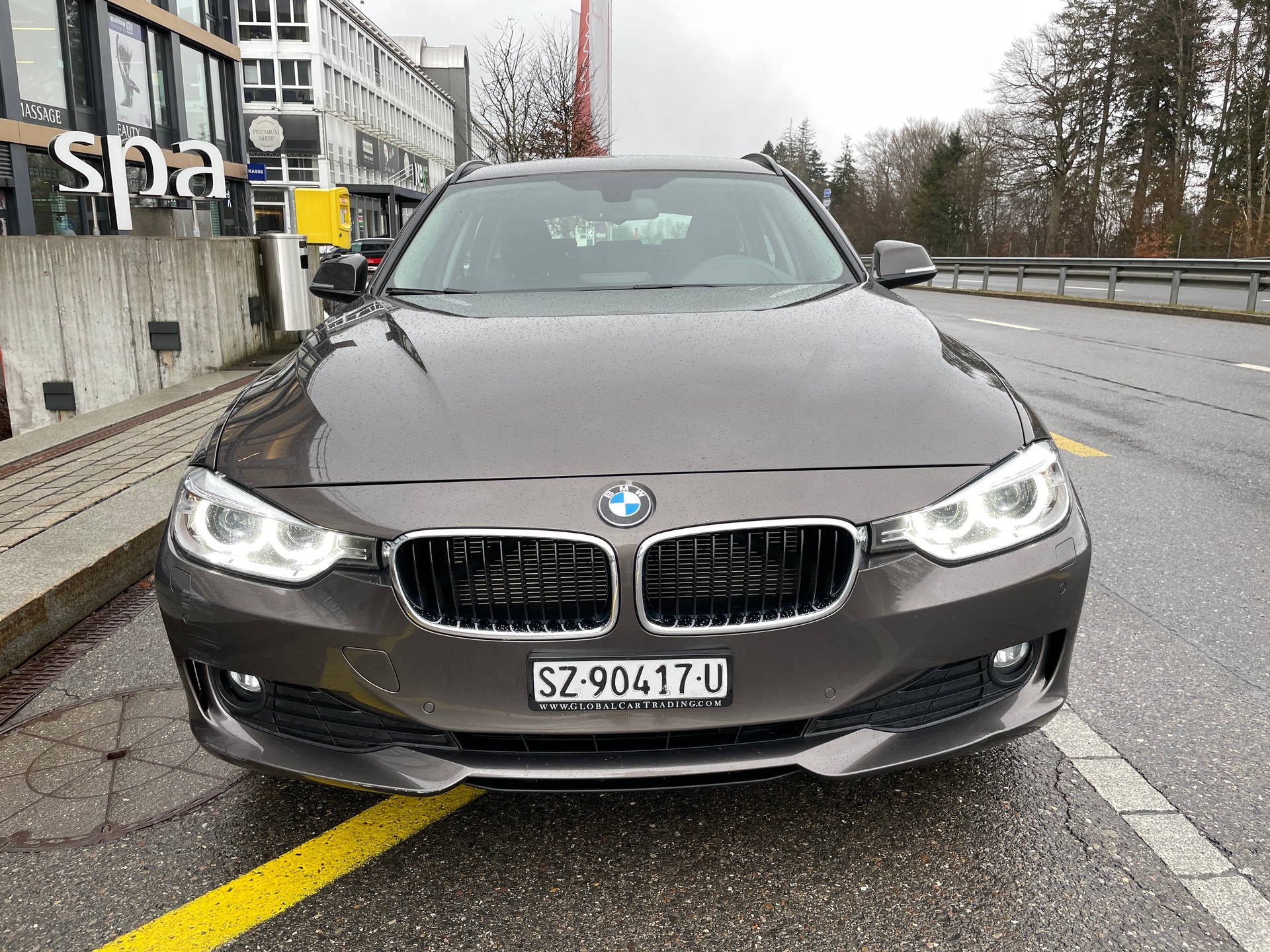 BMW 320d Touring-image-1