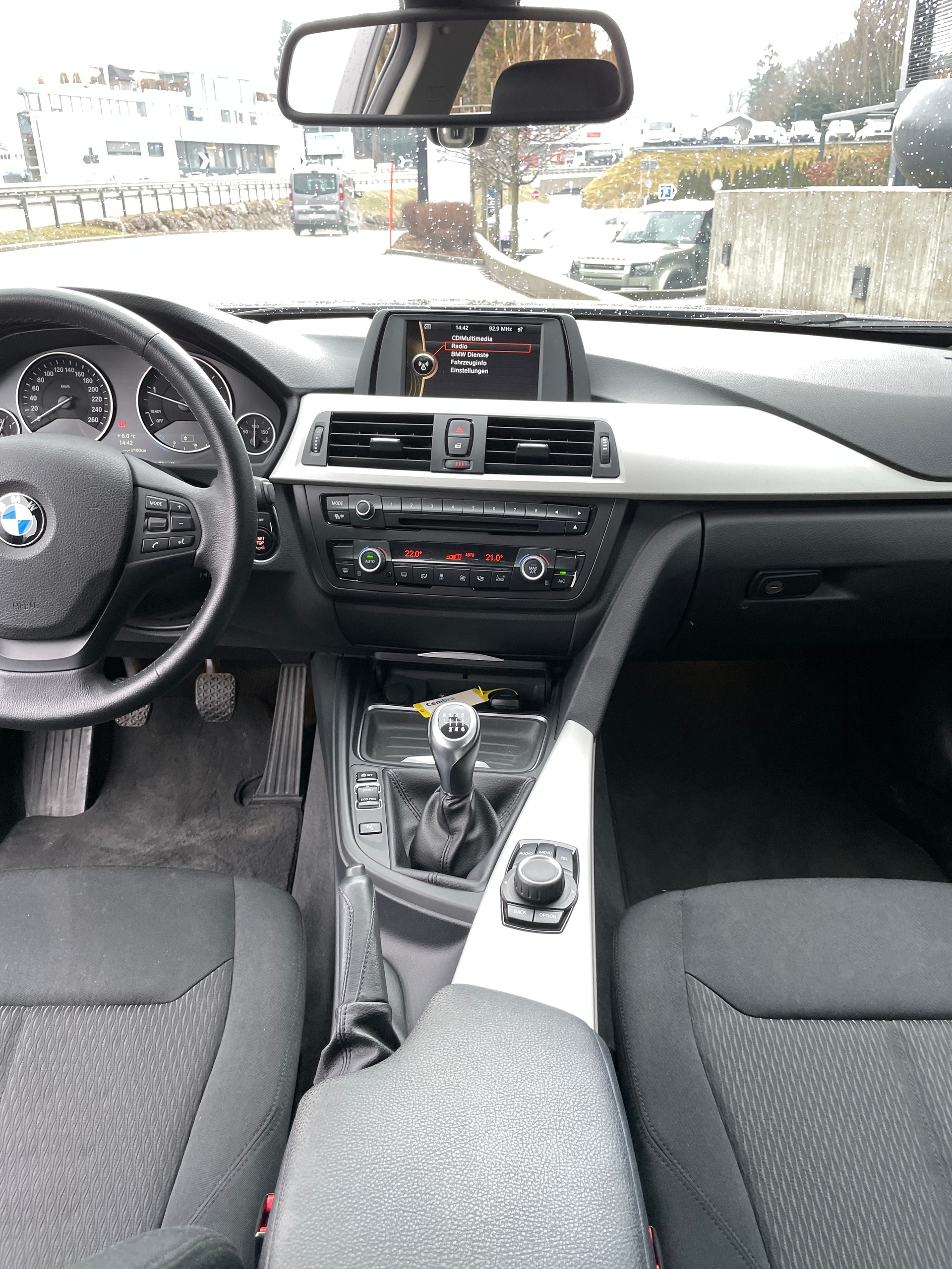 BMW 320d Touring-image-19