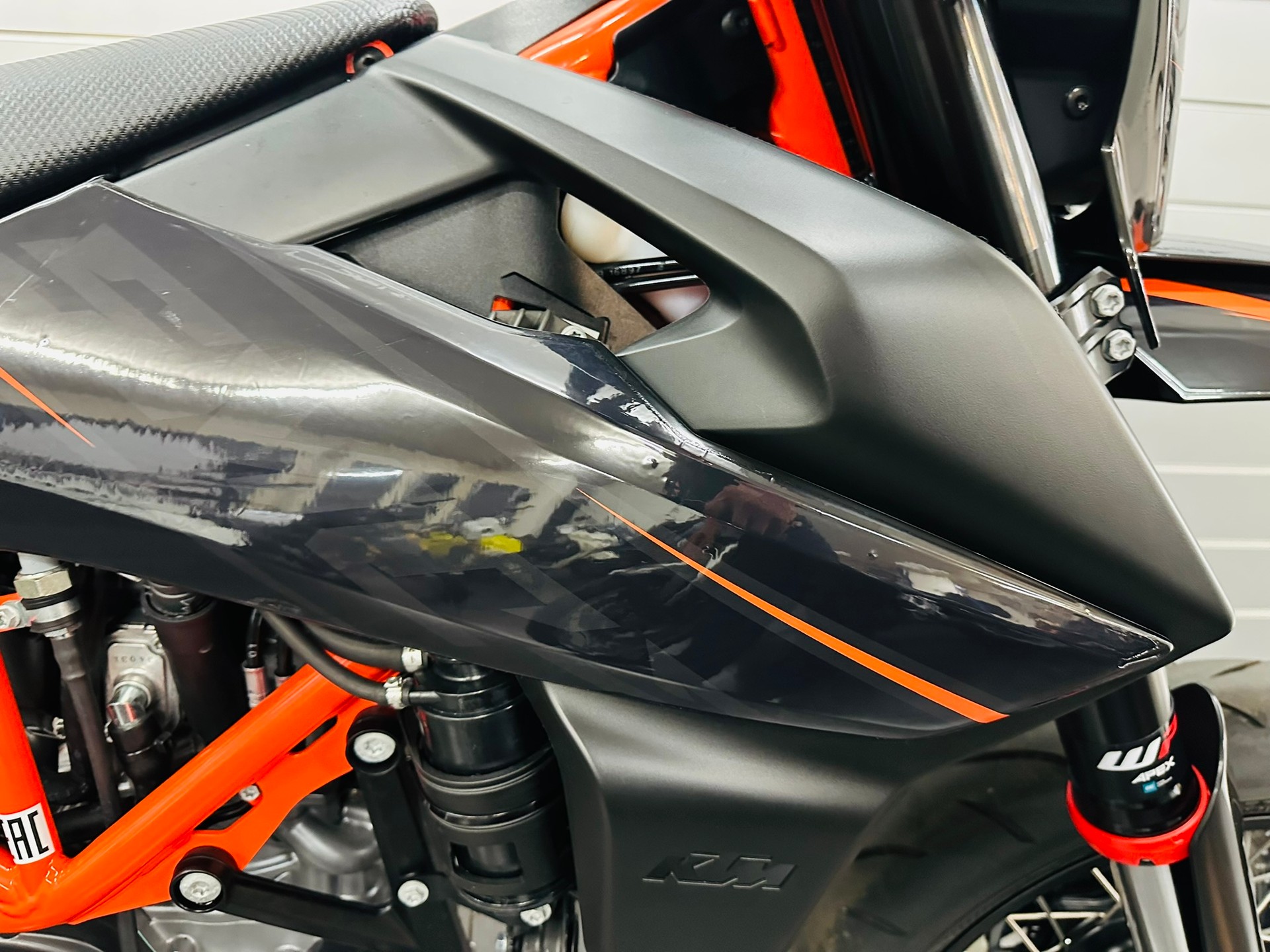 KTM 690 SMC R ABS (35 kW)-showroom-element-1