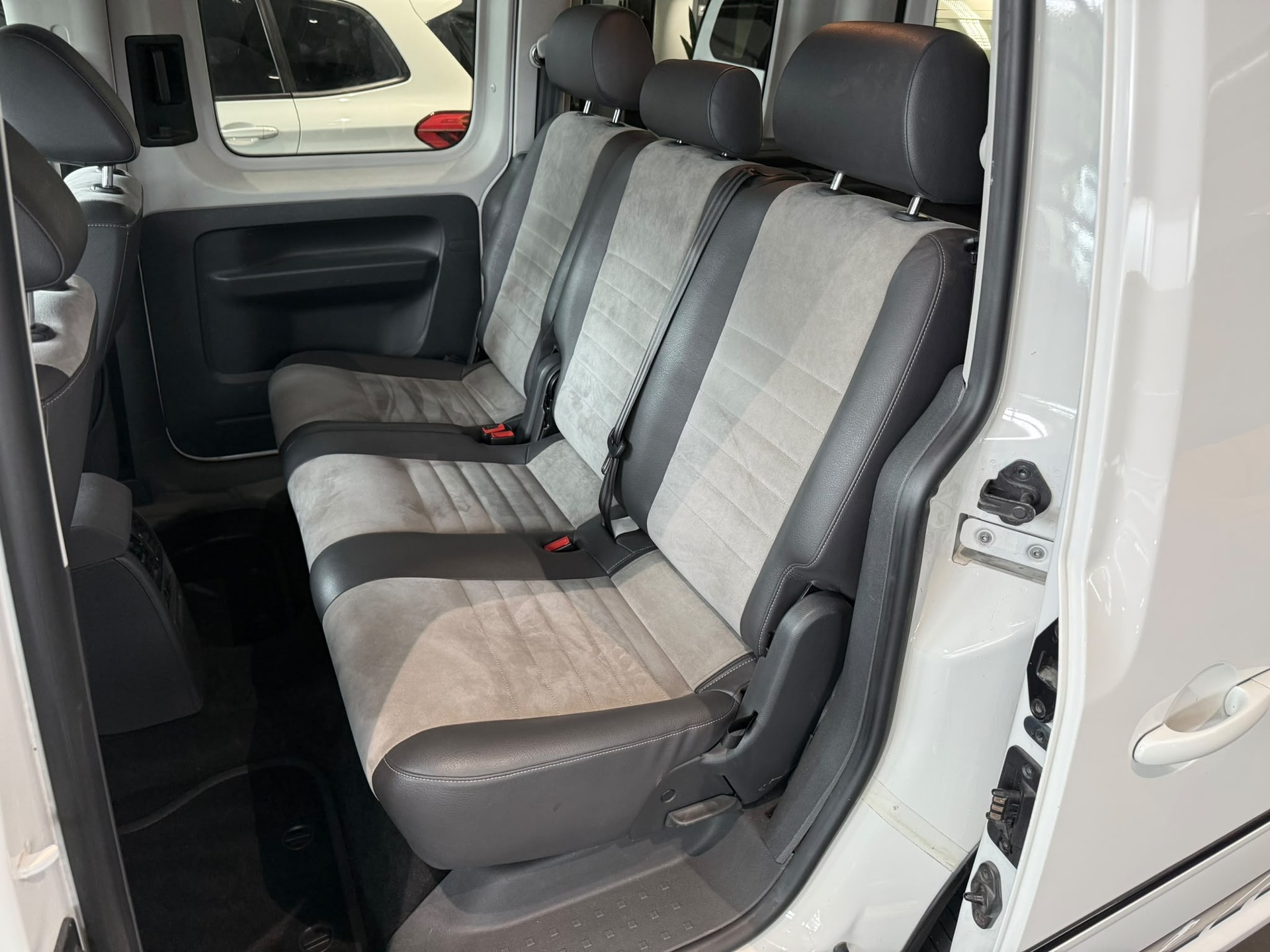 VW Caddy 2.0 TDI 4Motion - Edition 30-image-10