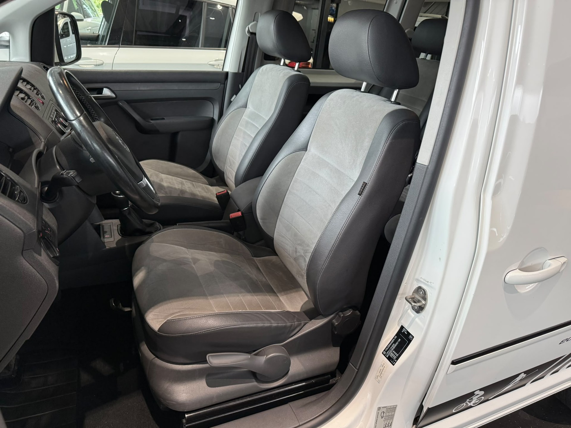VW Caddy 2.0 TDI 4Motion - Edition 30-image-9
