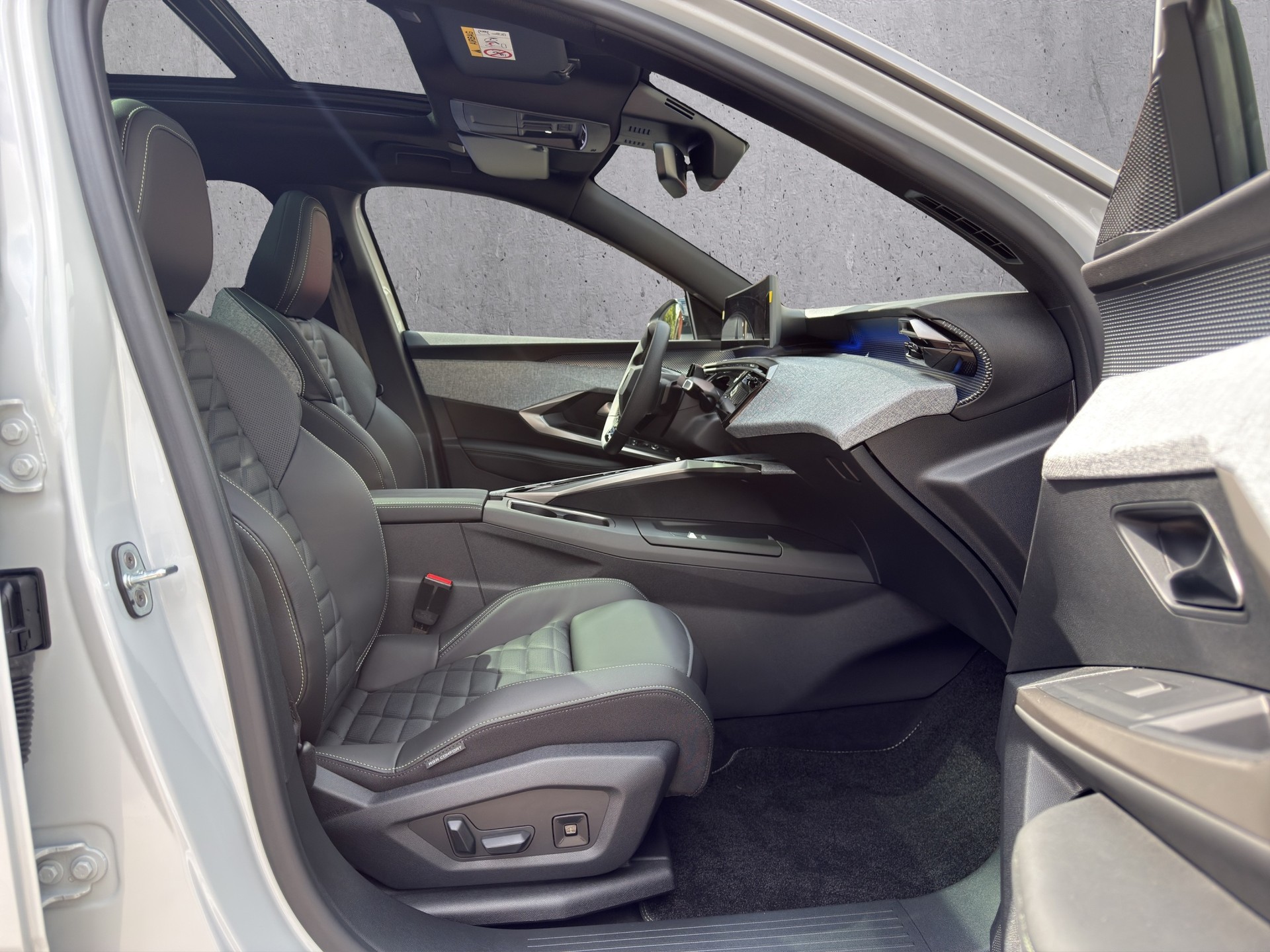PEUGEOT 5008 1.6 PHEV 225 GT Exclusive-image-17