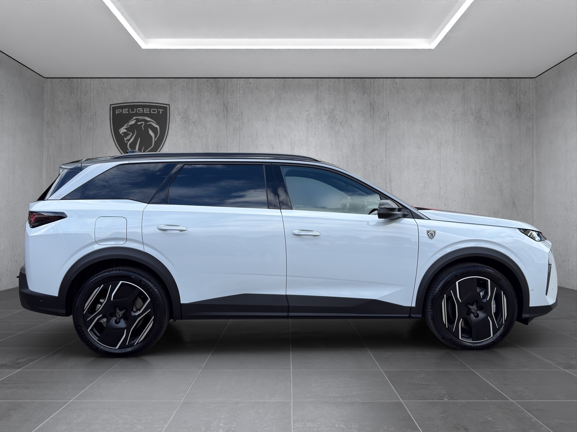 PEUGEOT 5008 1.6 PHEV 225 GT Exclusive-image-3