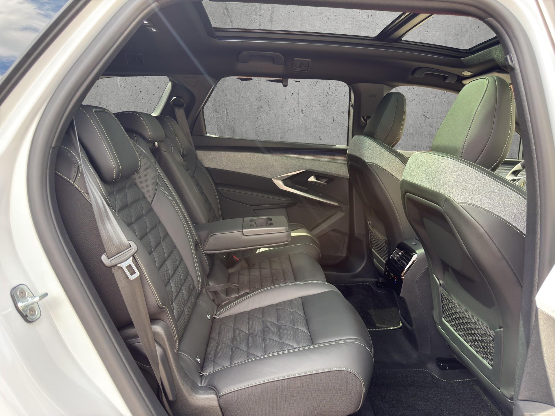 PEUGEOT 5008 1.6 PHEV 225 GT Exclusive-image-16