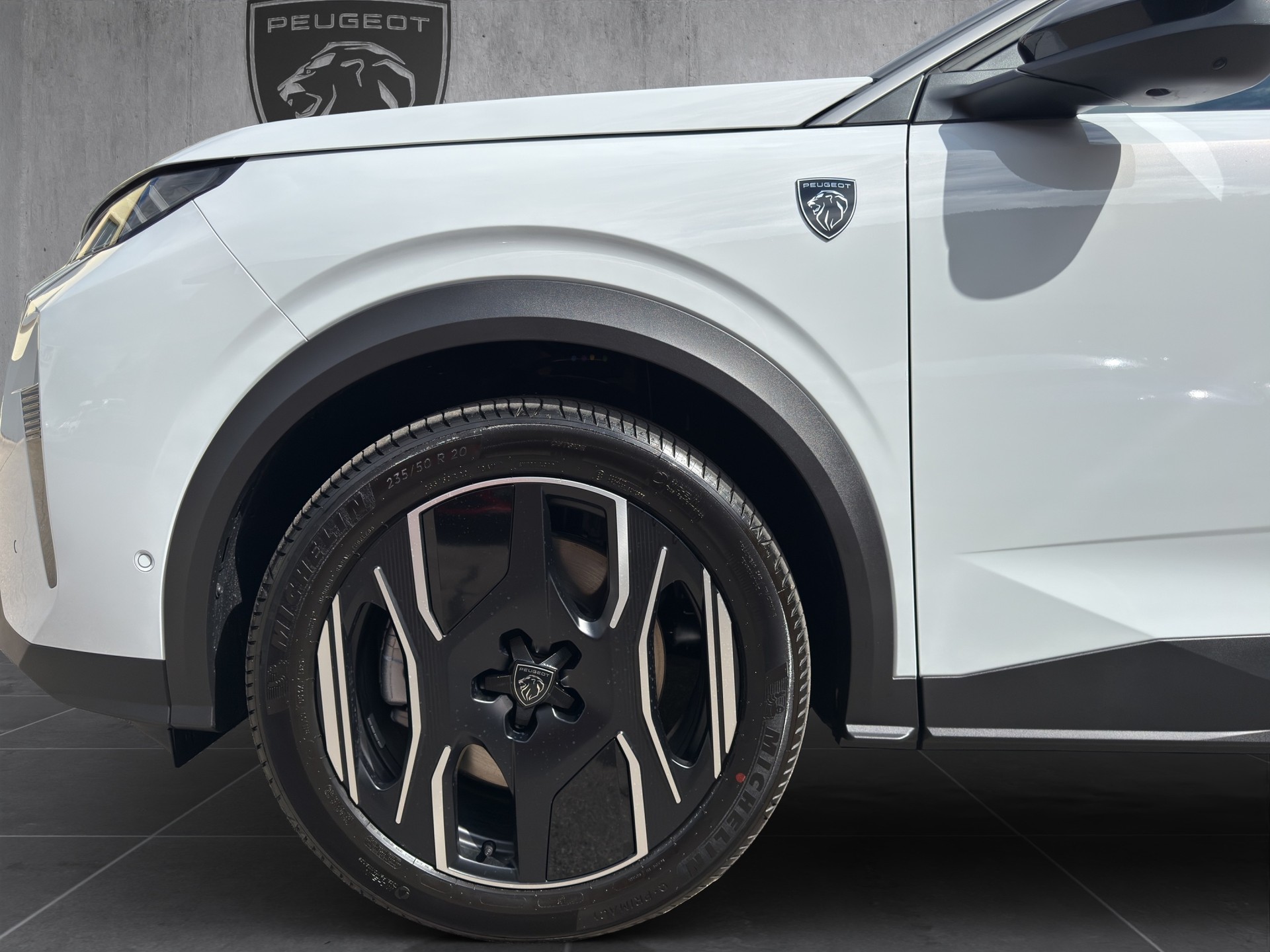 PEUGEOT 5008 1.6 PHEV 225 GT Exclusive-image-19
