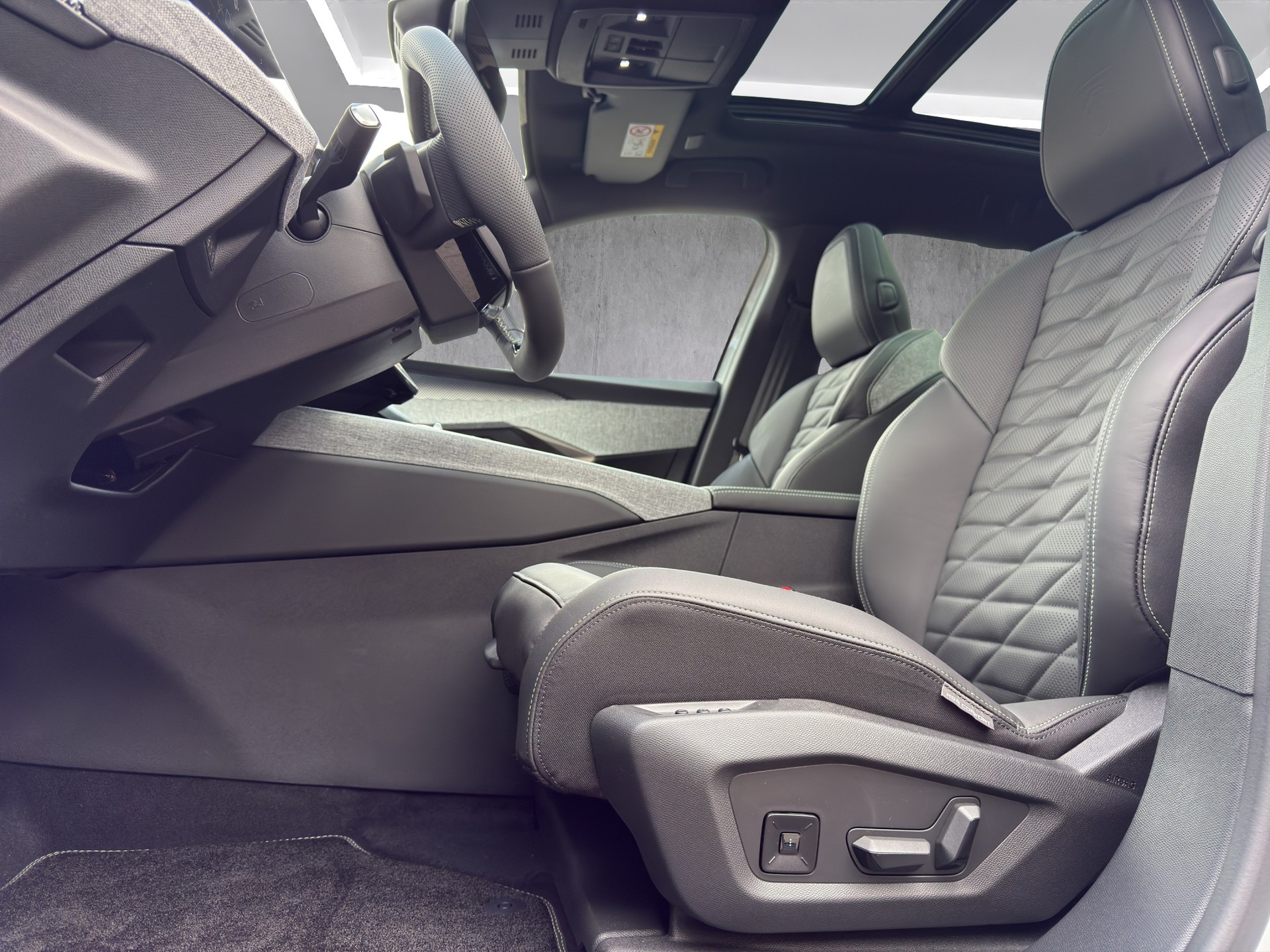PEUGEOT 5008 1.6 PHEV 225 GT Exclusive-image-9