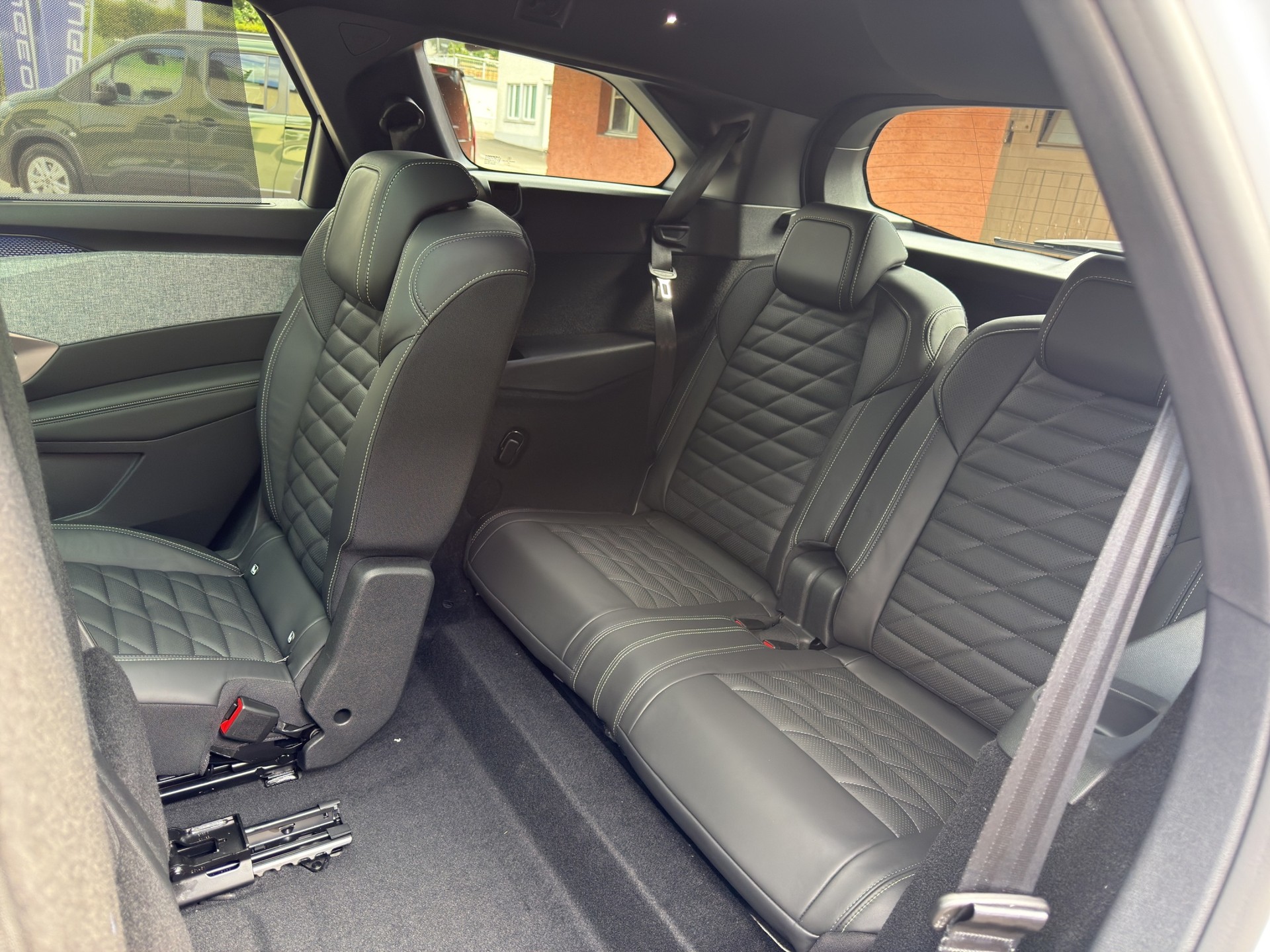 PEUGEOT 5008 1.6 PHEV 225 GT Exclusive-image-21