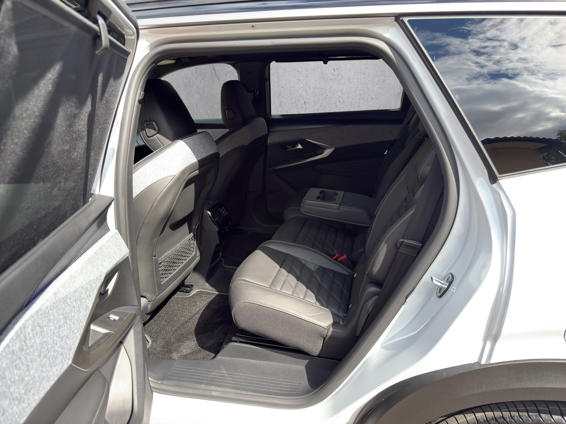 PEUGEOT 5008 1.6 PHEV 225 GT Exclusive-image-15