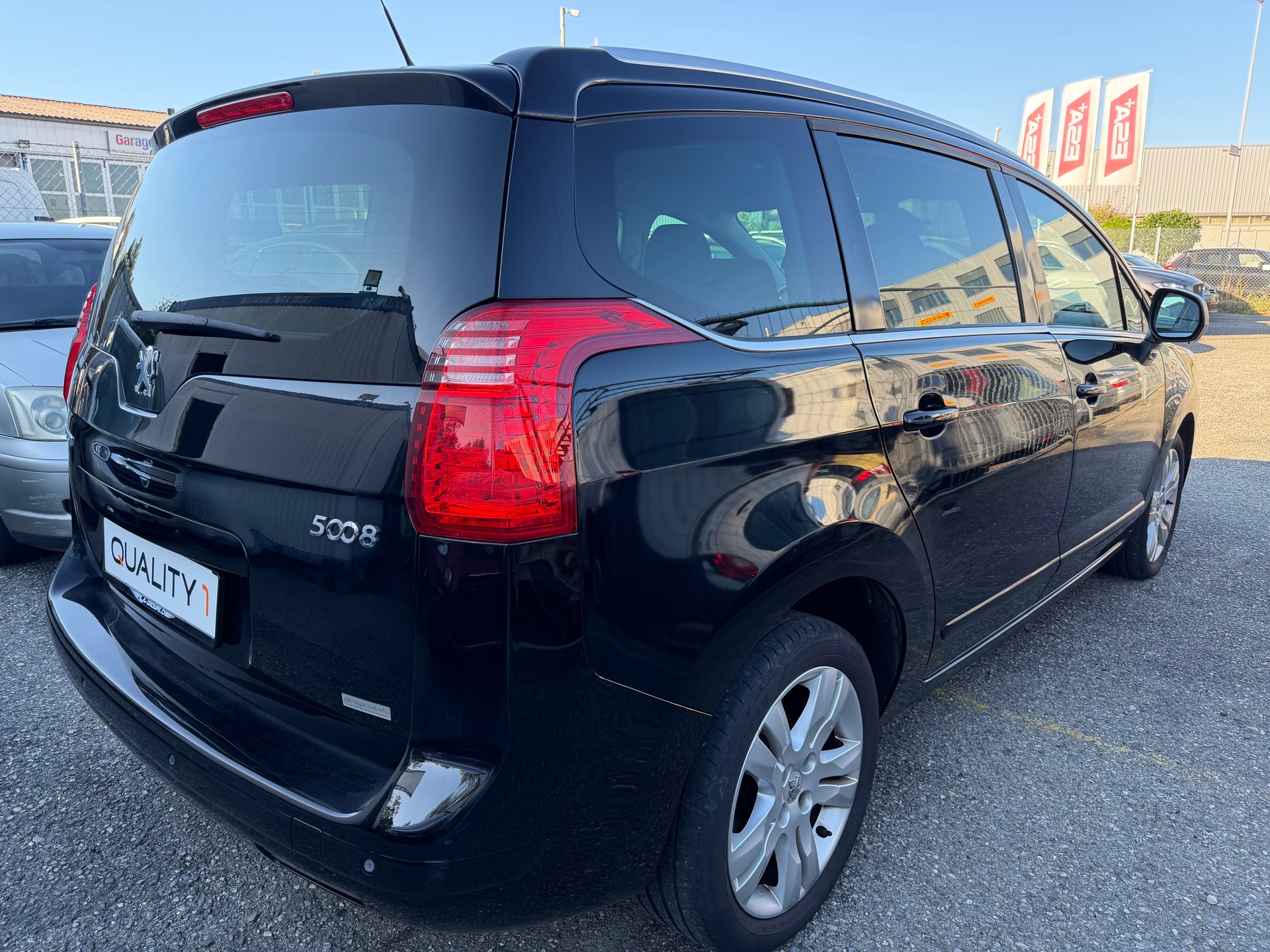 PEUGEOT 5008 2.0 HDI Swiss Edition Automatic-image-2