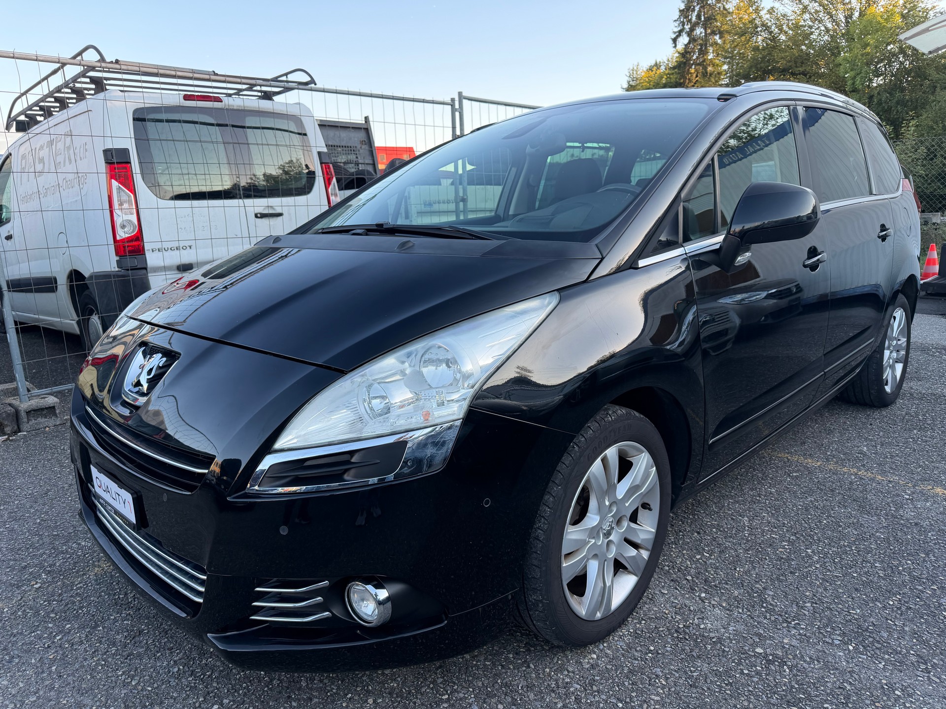 PEUGEOT 5008 2.0 HDI Swiss Edition Automatic-image-1