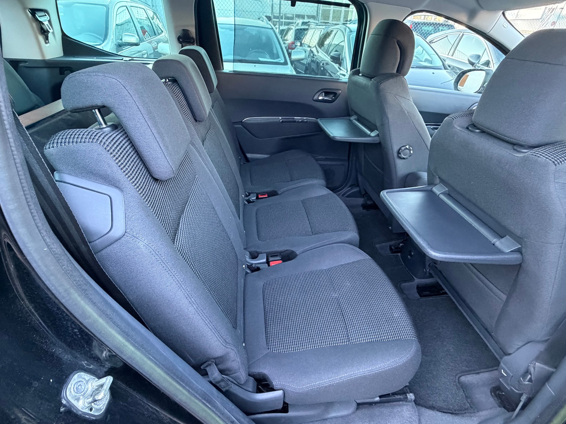 PEUGEOT 5008 2.0 HDI Swiss Edition Automatic-image-8
