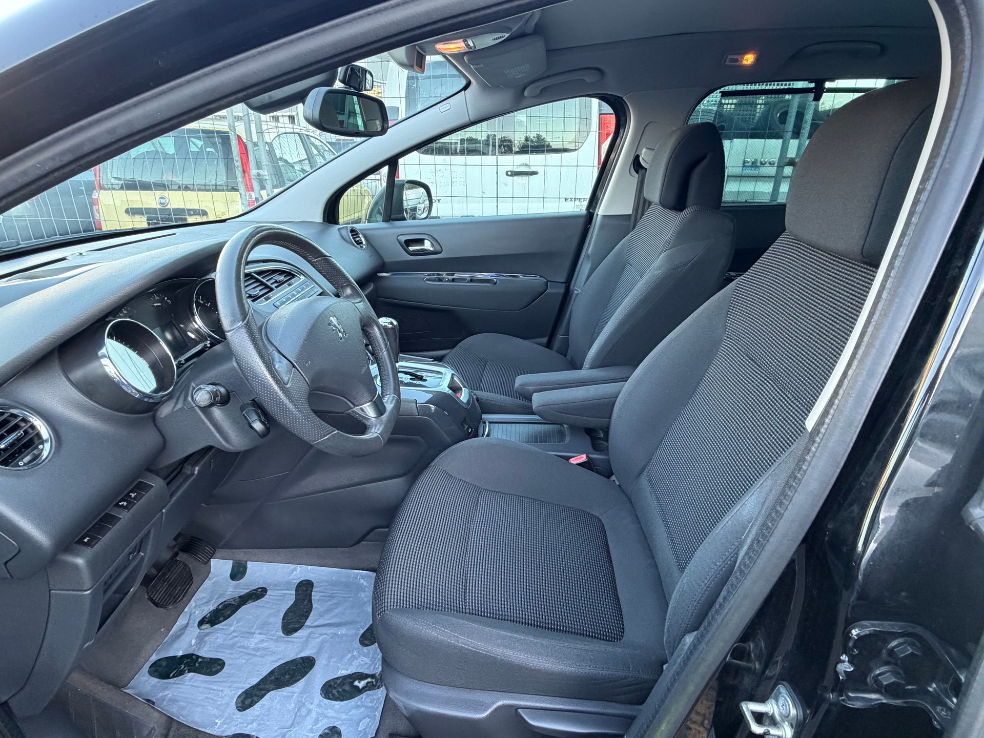 PEUGEOT 5008 2.0 HDI Swiss Edition Automatic-image-5