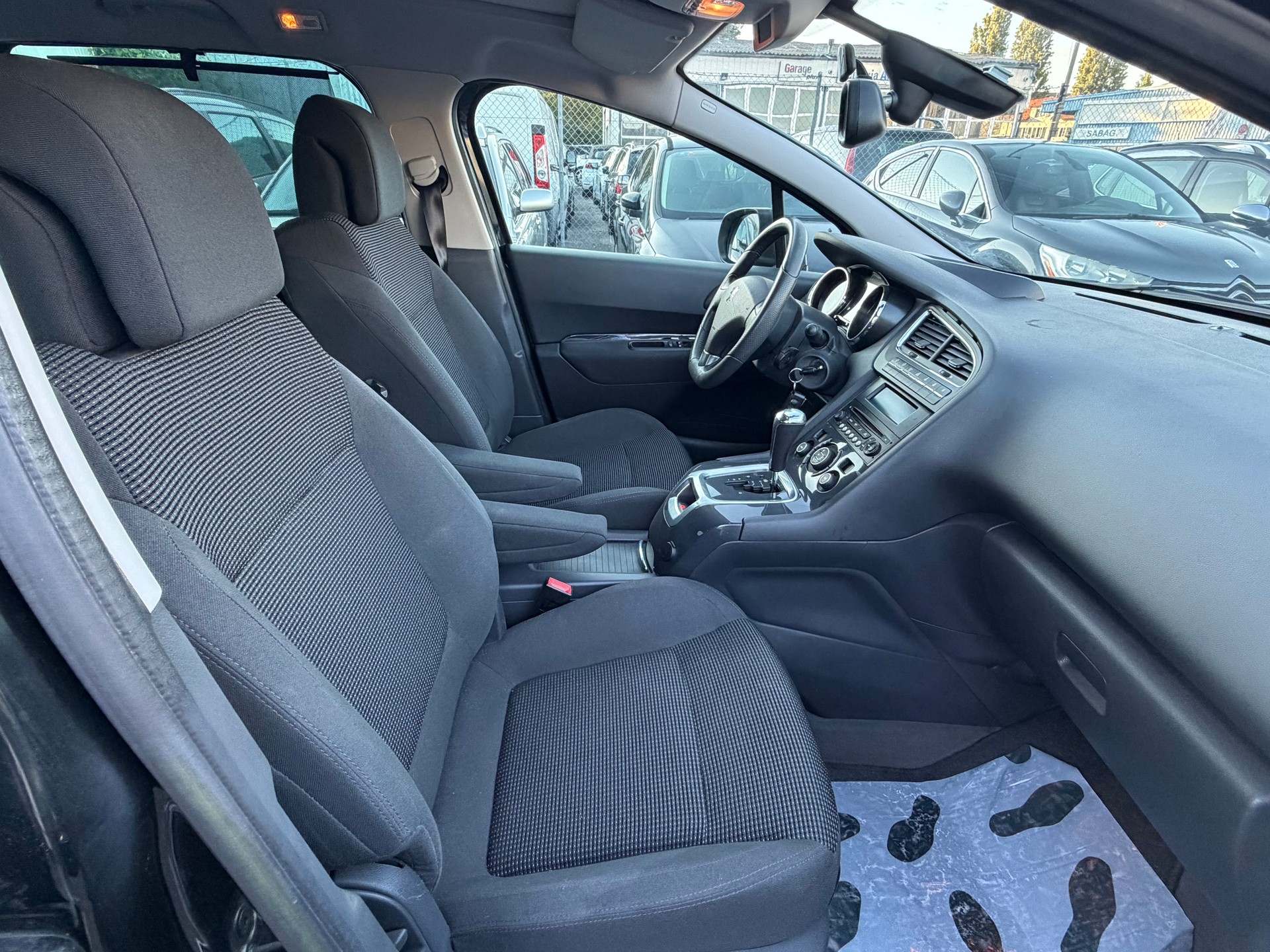 PEUGEOT 5008 2.0 HDI Swiss Edition Automatic-image-6