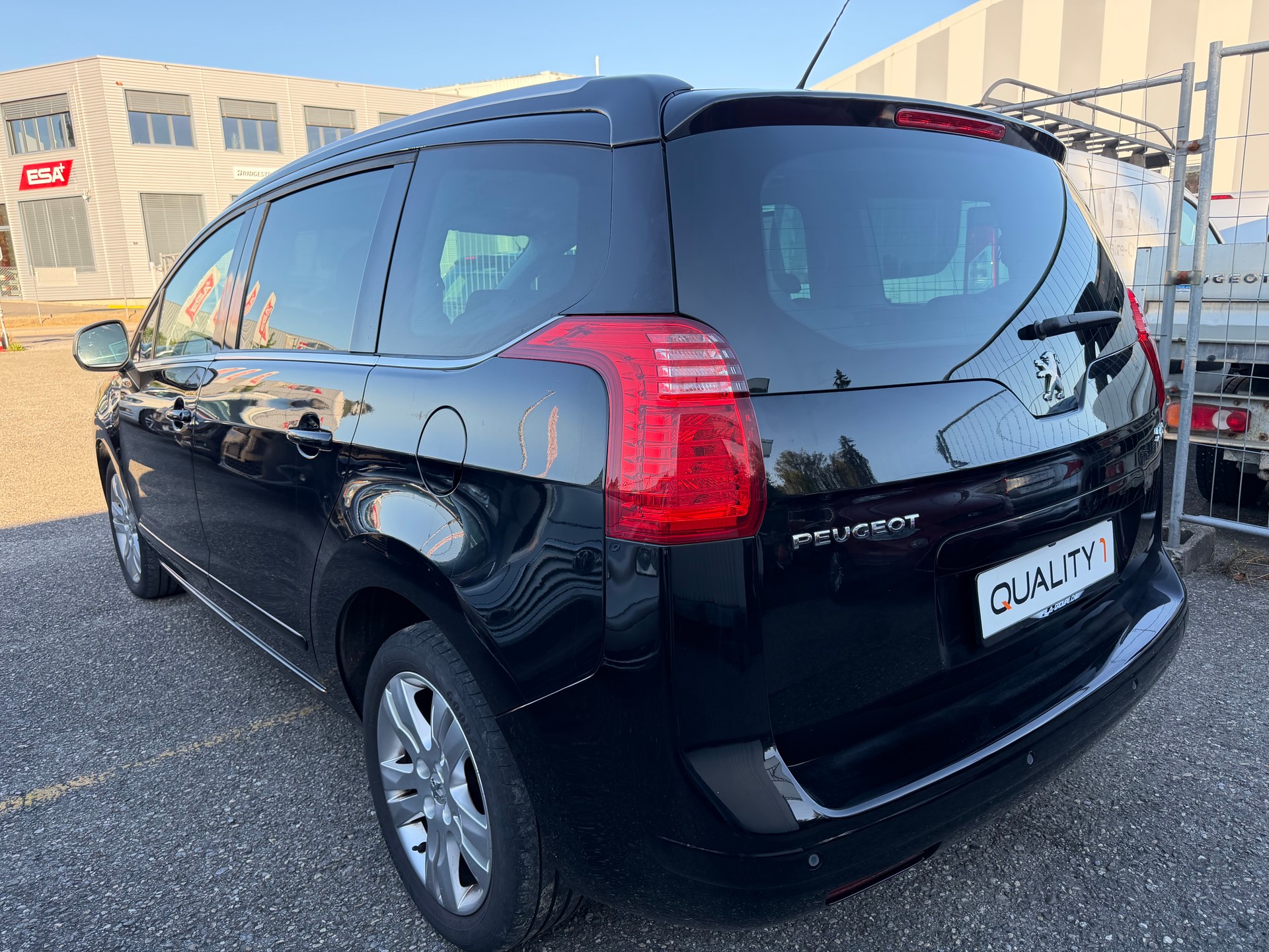 PEUGEOT 5008 2.0 HDI Swiss Edition Automatic-image-3