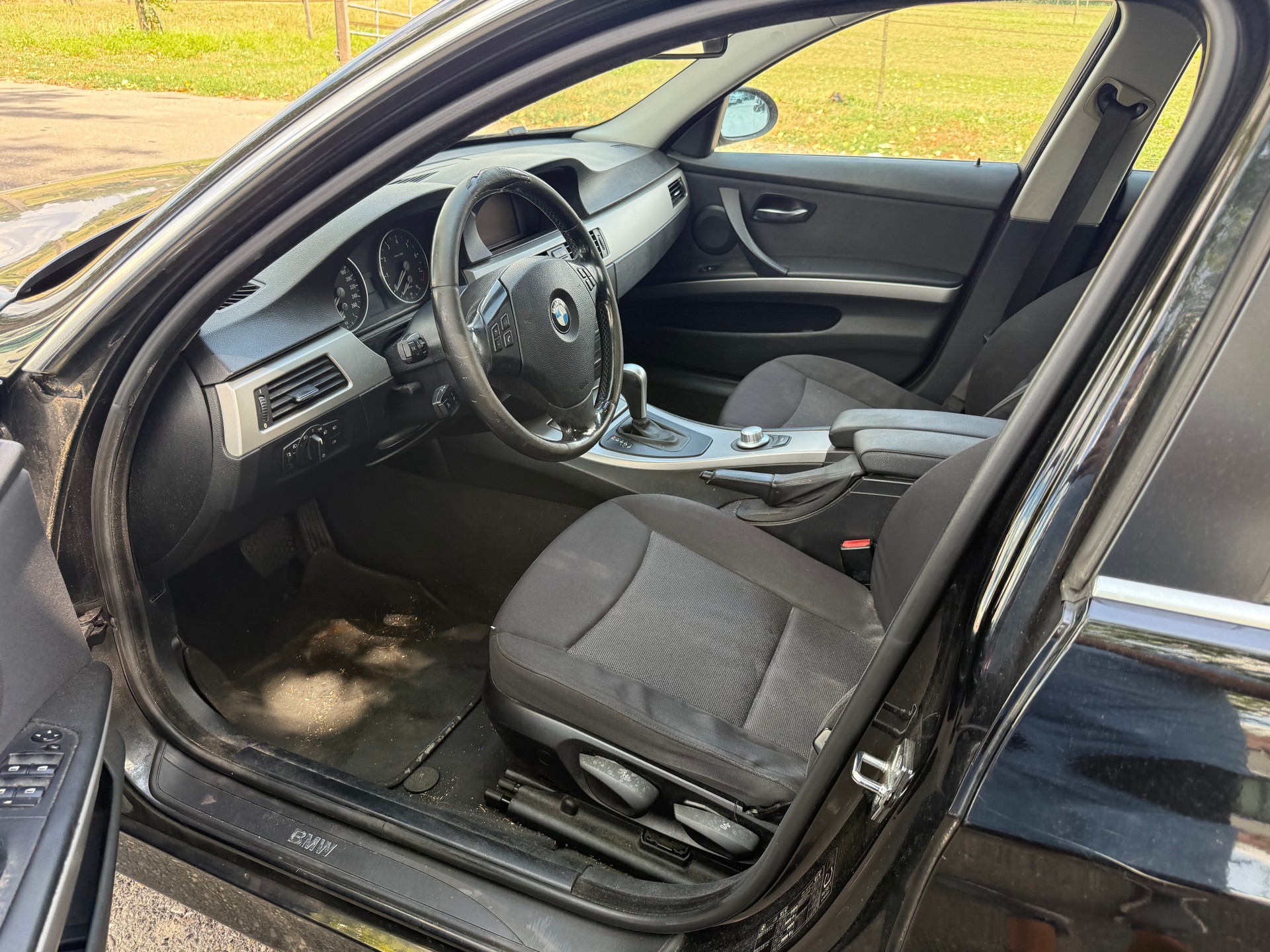 BMW 330xi-image-8