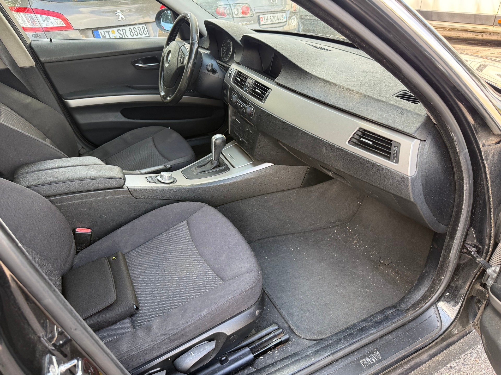 BMW 330xi-image-6