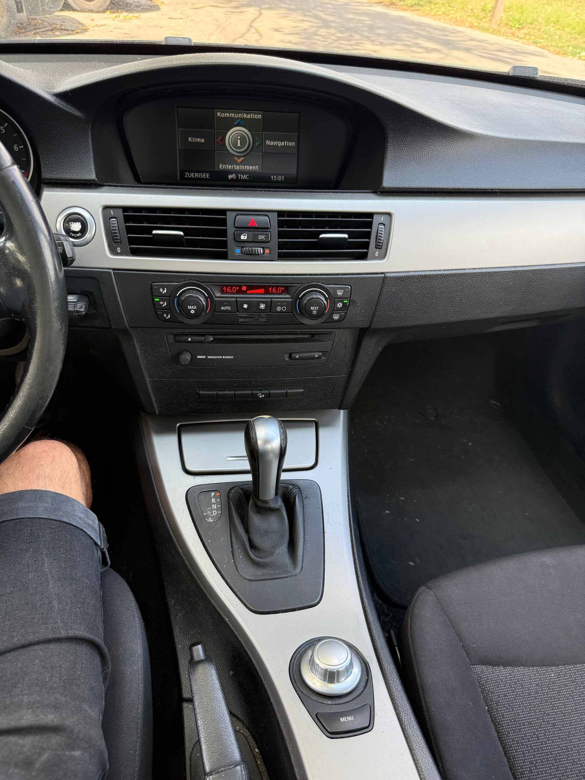 BMW 330xi-image-10