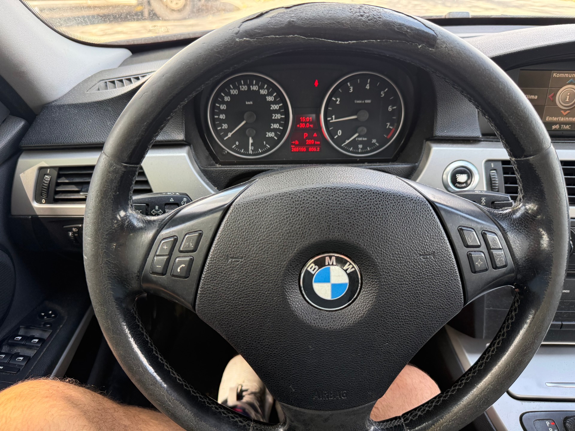 BMW 330xi-image-9