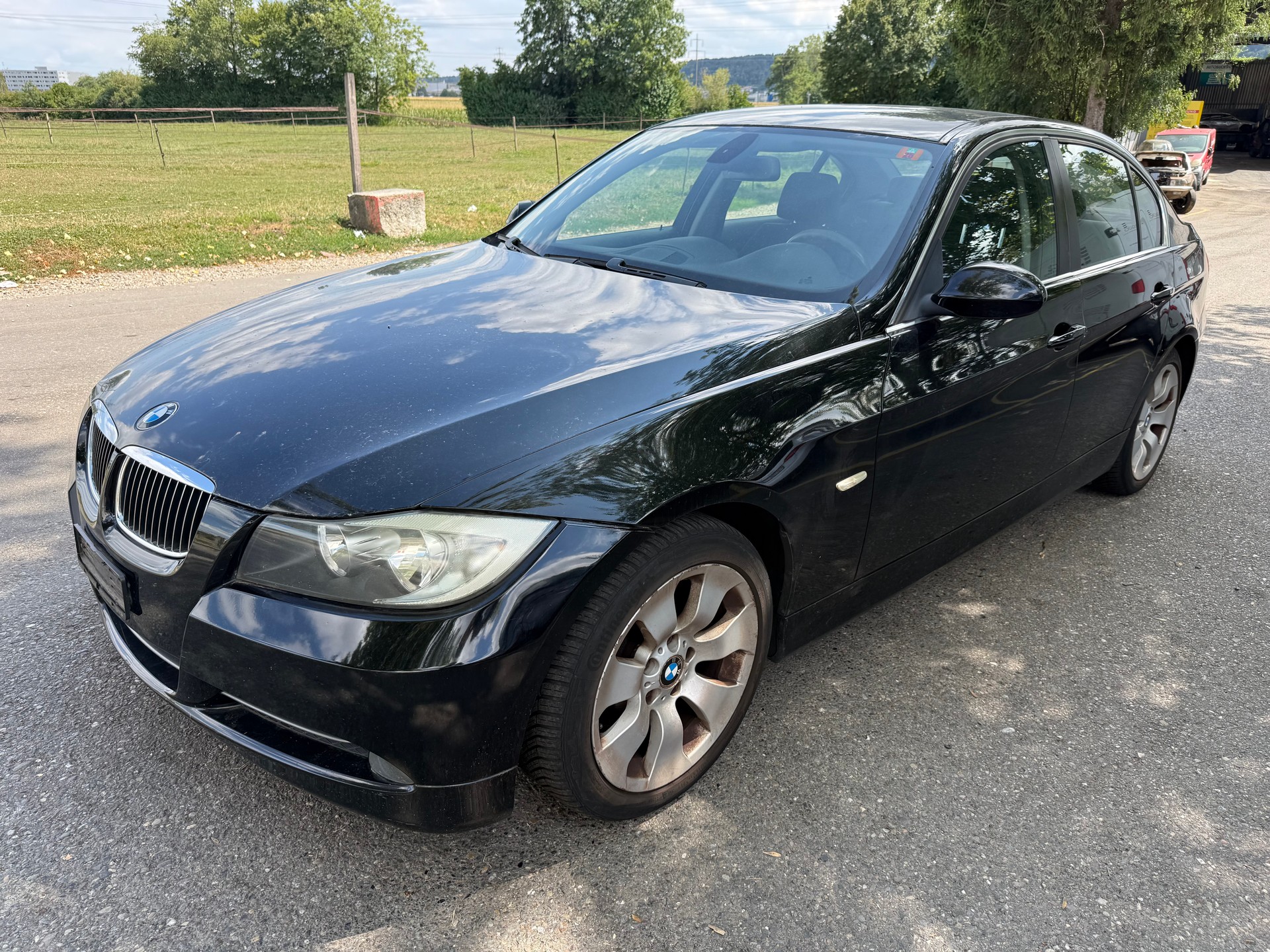 BMW 330xi-image-2