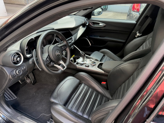 ALFA ROMEO Giulia 2.0 Veloce Q4 A-image-3
