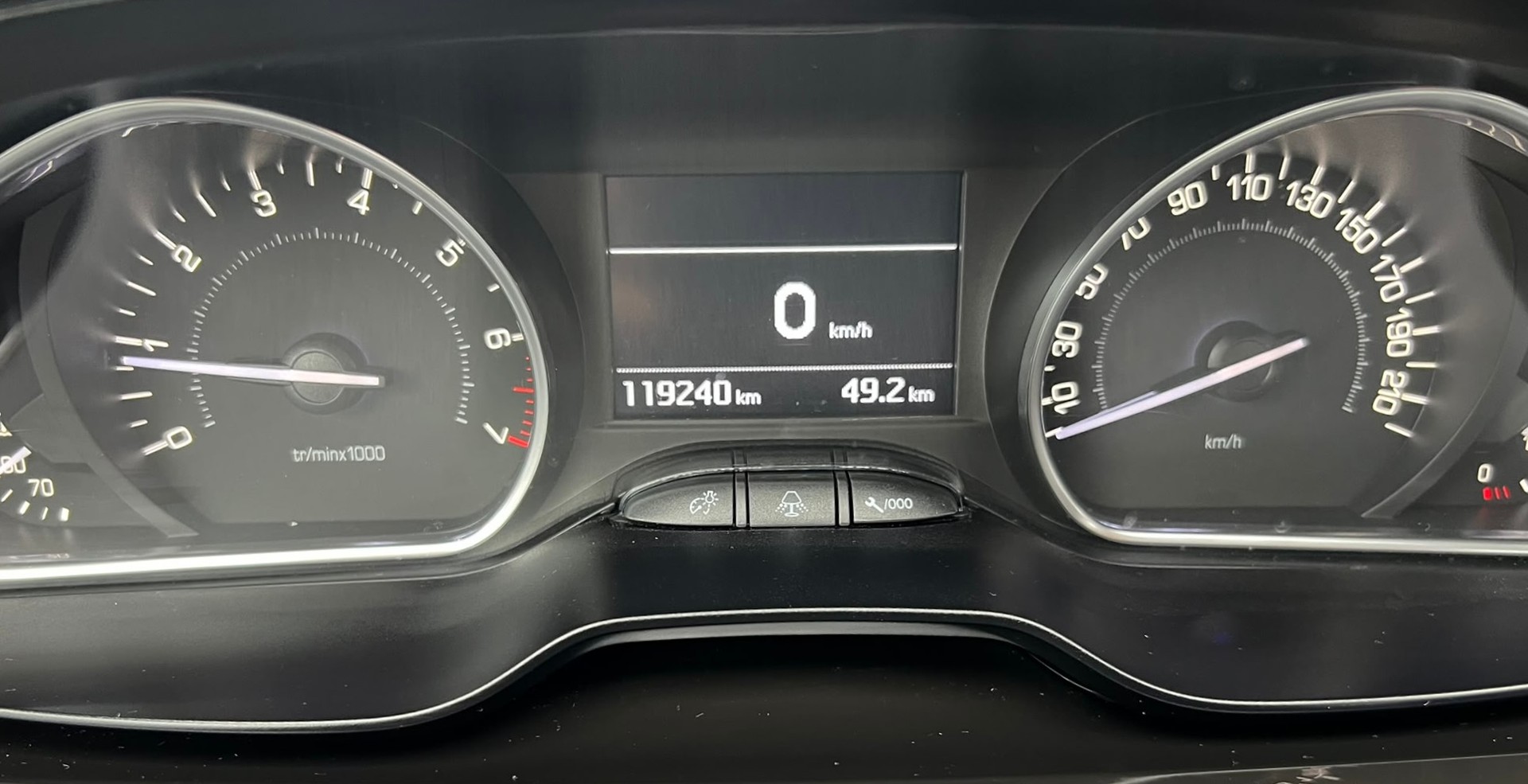 PEUGEOT 208 1.2 THP Allure-image-9