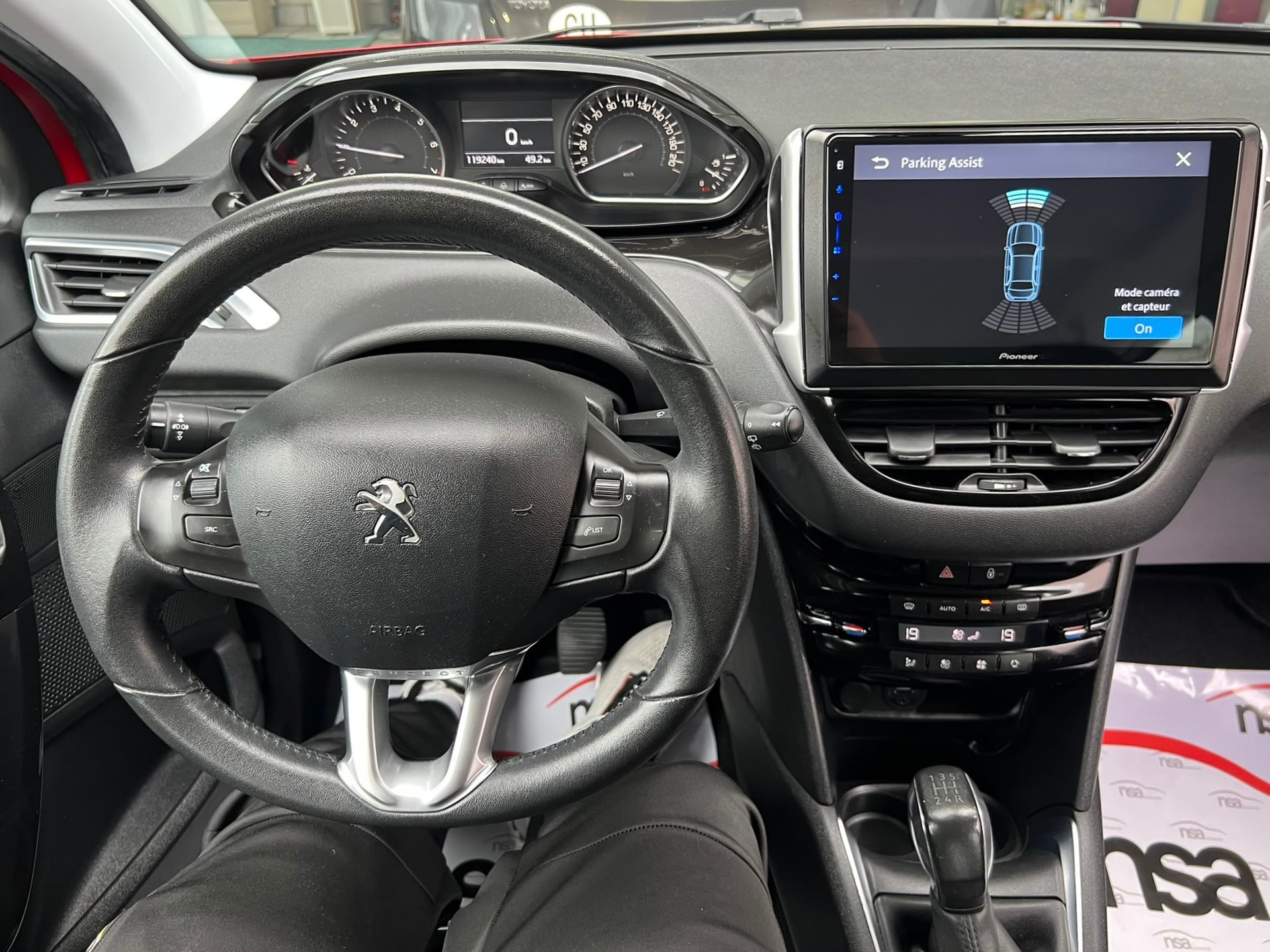 PEUGEOT 208 1.2 THP Allure-image-8