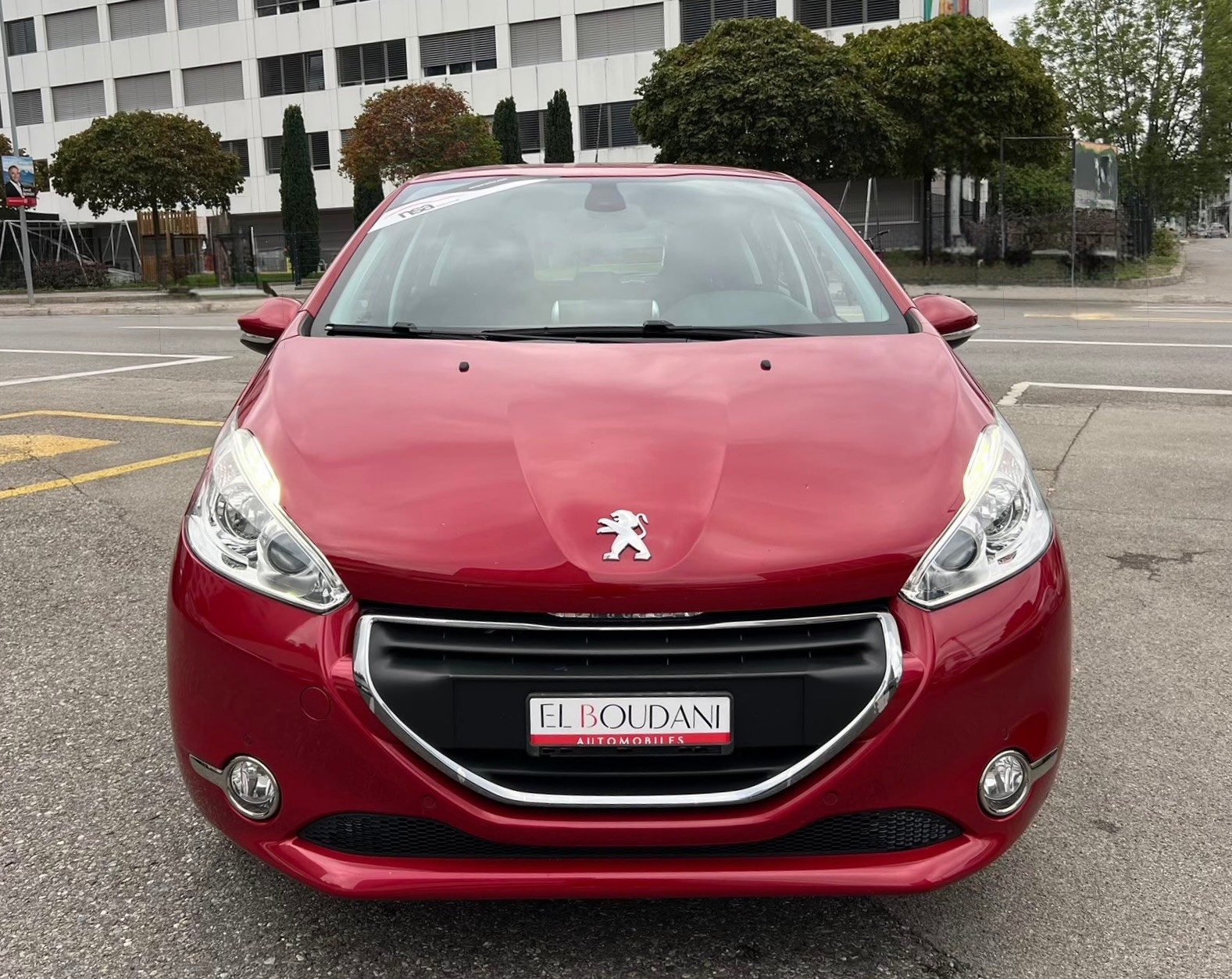 PEUGEOT 208 1.2 THP Allure-image-1
