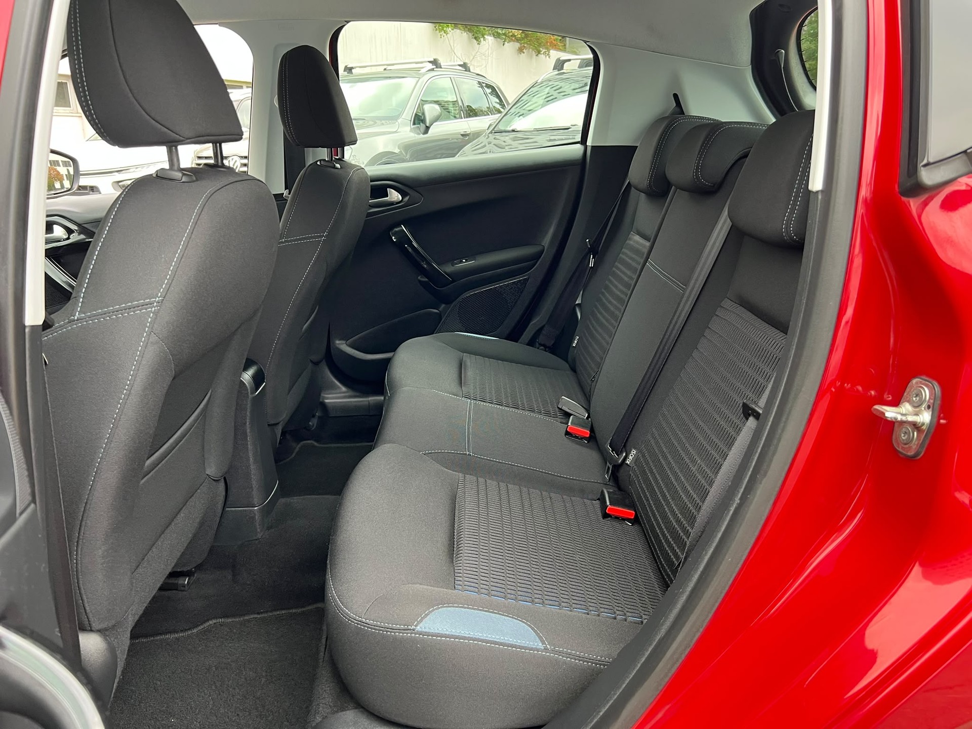 PEUGEOT 208 1.2 THP Allure-image-10