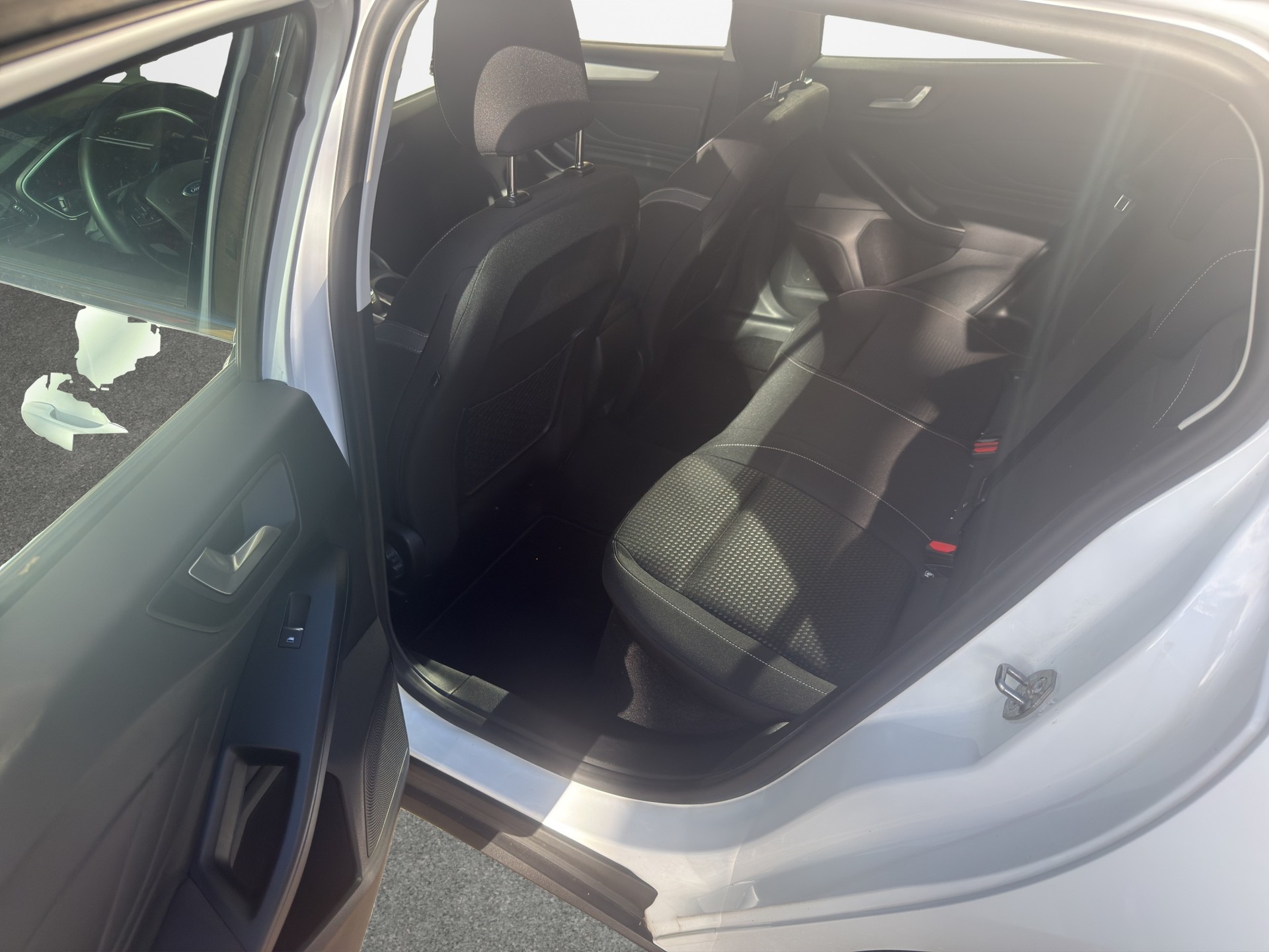 FORD Focus 1.0 SCTi Cool Connect Automatic-image-12