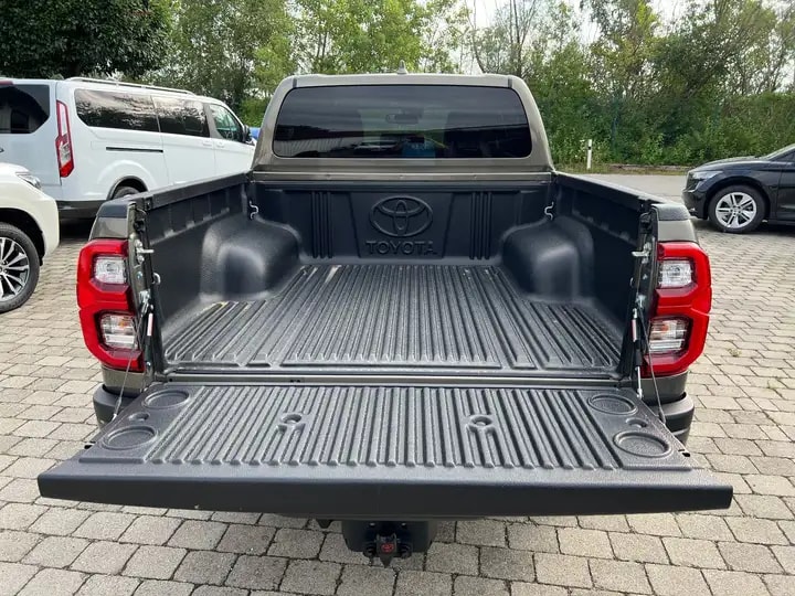 TOYOTA HI-LUX INVINCIBLE 2,8 DC 4x4 MHEV oxydbronze / grey metallic, inklusive AHK 3,5 Tonnen + Wanne-image-5