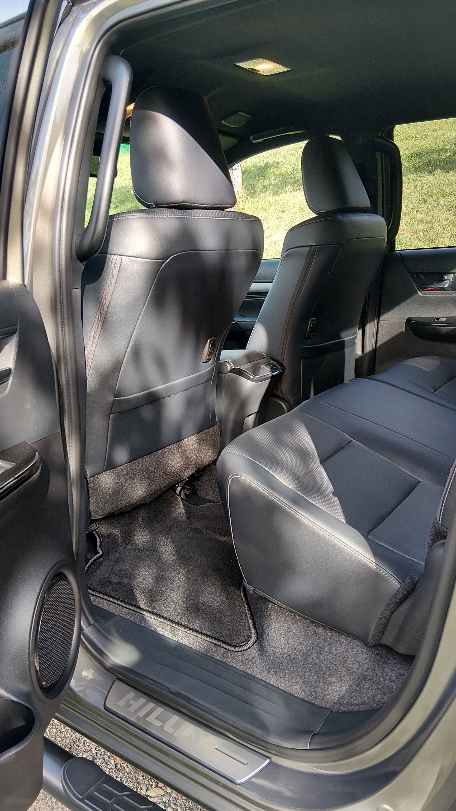 TOYOTA HI-LUX INVINCIBLE 2,8 DC 4x4 MHEV oxydbronze + grey metallic / inklusive AHK 3,5 Tonnen + Wanne + CH Zustellung-image-5
