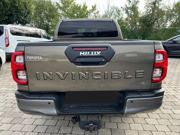 TOYOTA HI-LUX INVINCIBLE 2,8 DC 4x4 MHEV oxydbronze / grey metallic, inklusive AHK 3,5 Tonnen + Wanne-image-3