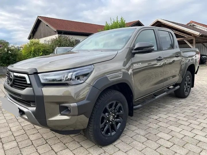 TOYOTA HI-LUX INVINCIBLE 2,8 DC 4x4 MHEV oxydbronze / grey metallic, inklusive AHK 3,5 Tonnen + Wanne-image-1