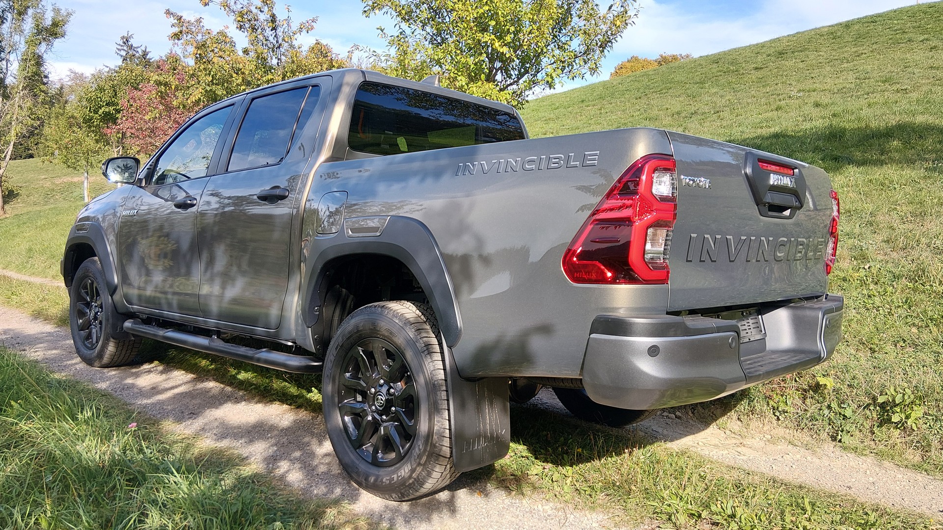 TOYOTA HI-LUX INVINCIBLE 2,8 DC 4x4 MHEV oxydbronze + grey metallic / inklusive AHK 3,5 Tonnen + Wanne + CH Zustellung-image-3