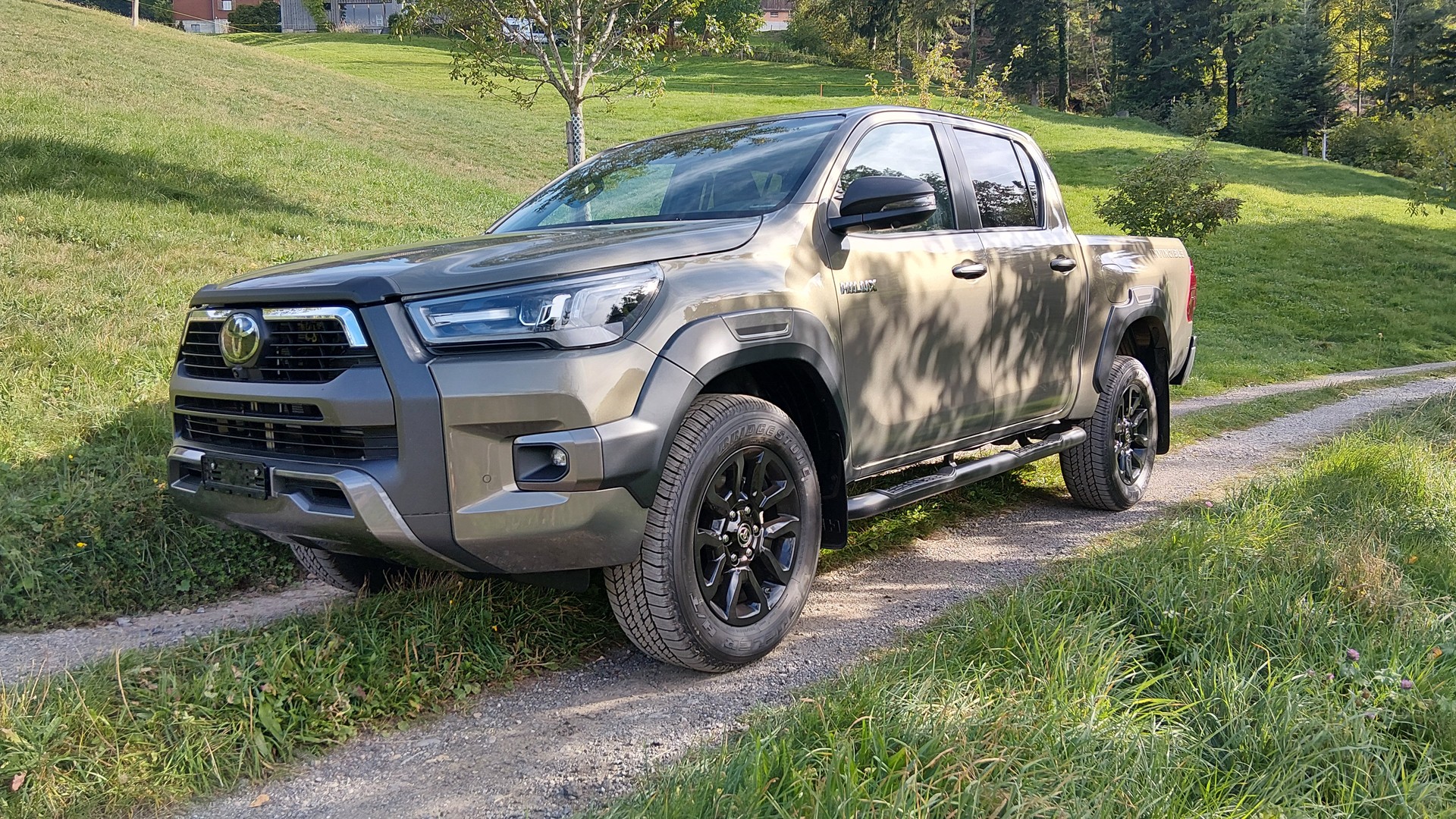 TOYOTA HI-LUX INVINCIBLE 2,8 DC 4x4 MHEV oxydbronze + grey metallic / AHK 3,5 Tonnen + 1.000 CHF / Wanne + 500 CHF / CH Zustellung