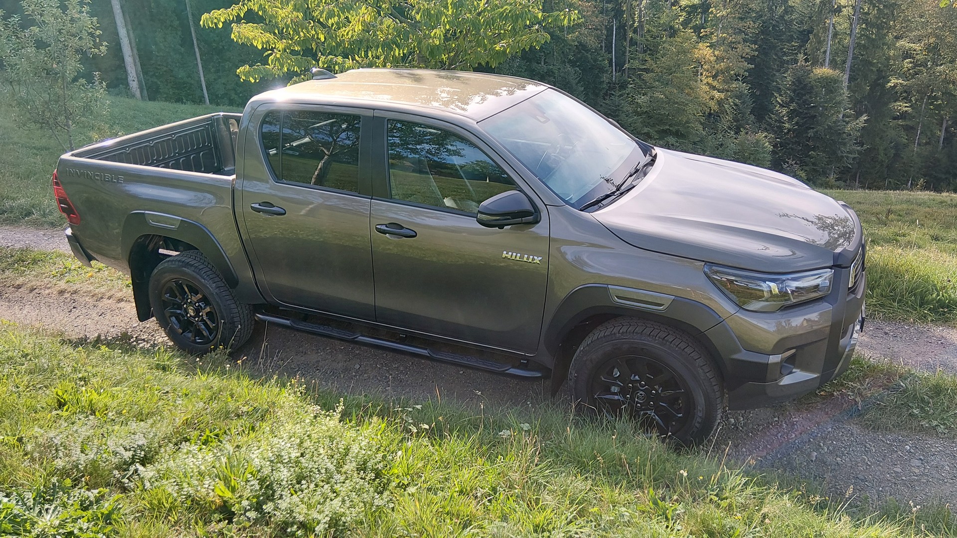 TOYOTA HI-LUX INVINCIBLE 2,8 DC 4x4 MHEV oxydbronze + grey metallic / inklusive AHK 3,5 Tonnen + Wanne + CH Zustellung-image-2