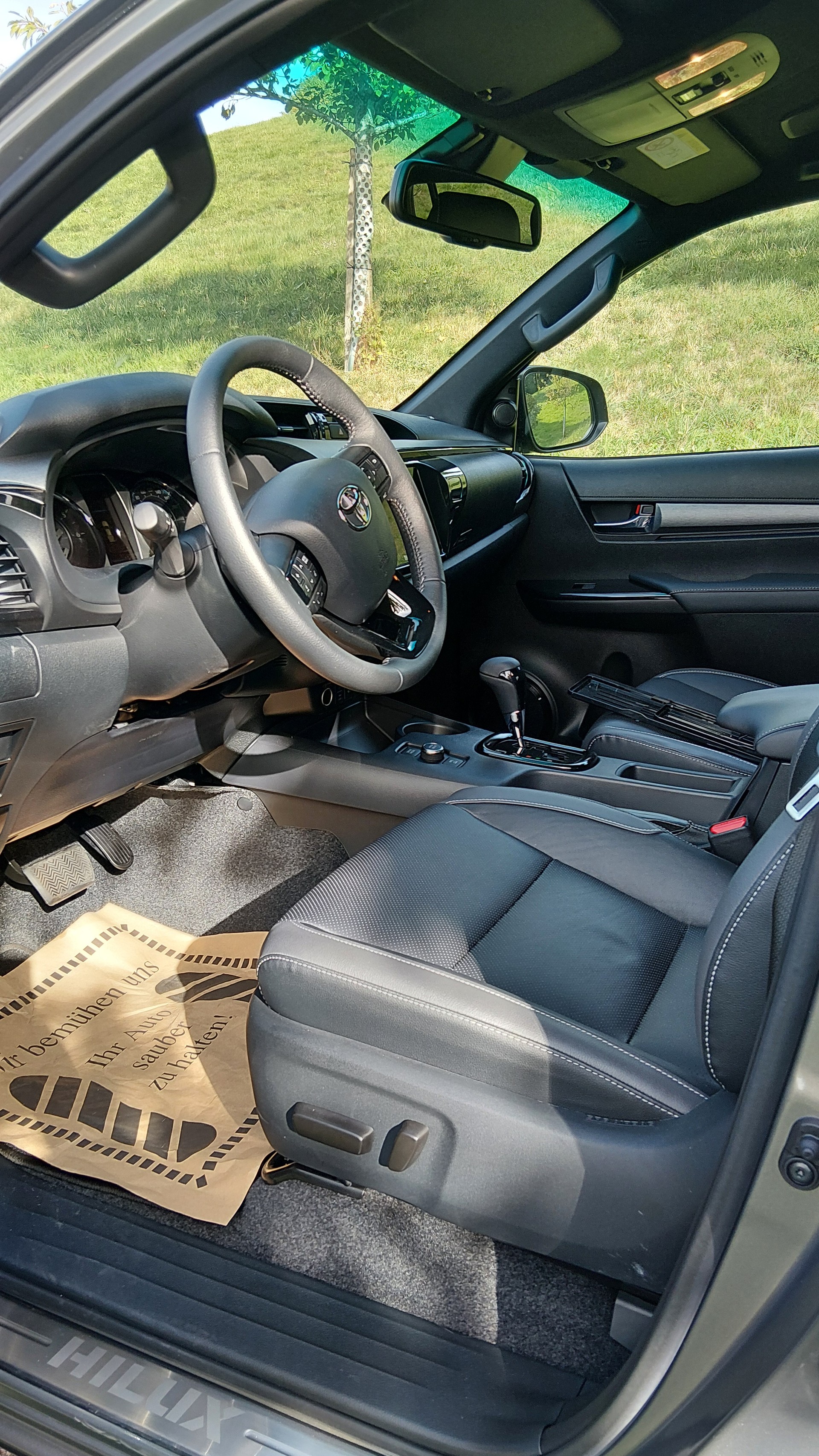 TOYOTA HI-LUX INVINCIBLE 2,8 DC 4x4 MHEV oxydbronze + grey metallic / inklusive AHK 3,5 Tonnen + Wanne + CH Zustellung-image-4