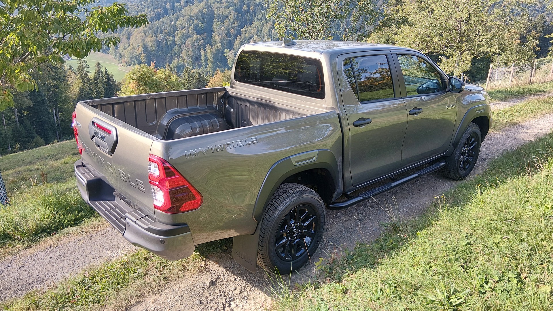 TOYOTA HI-LUX INVINCIBLE 2,8 DC 4x4 MHEV oxydbronze + grey metallic / inklusive AHK 3,5 Tonnen + Wanne + CH Zustellung-image-1