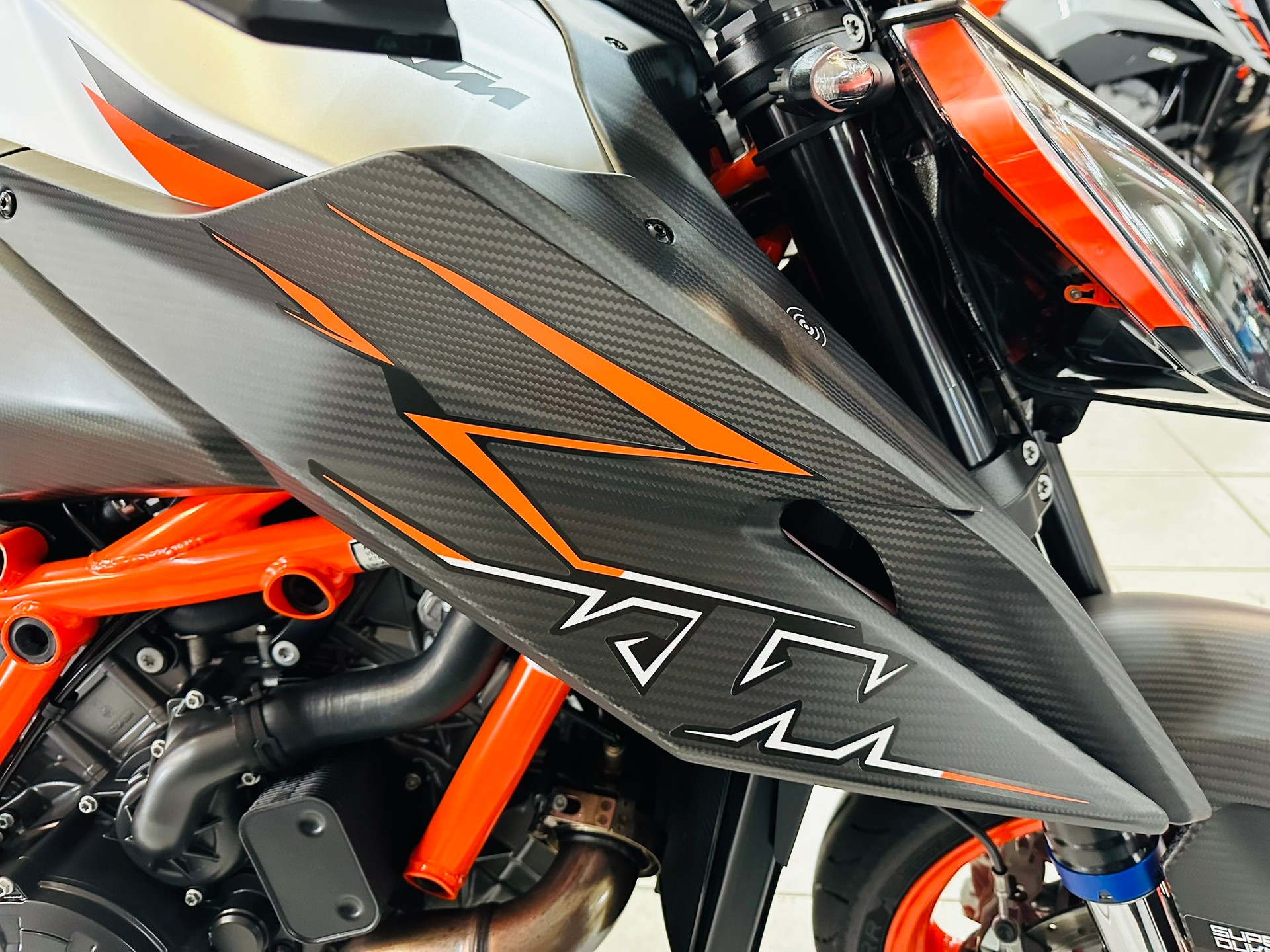 KTM 1290 Super Duke R EVO-showroom-element-2